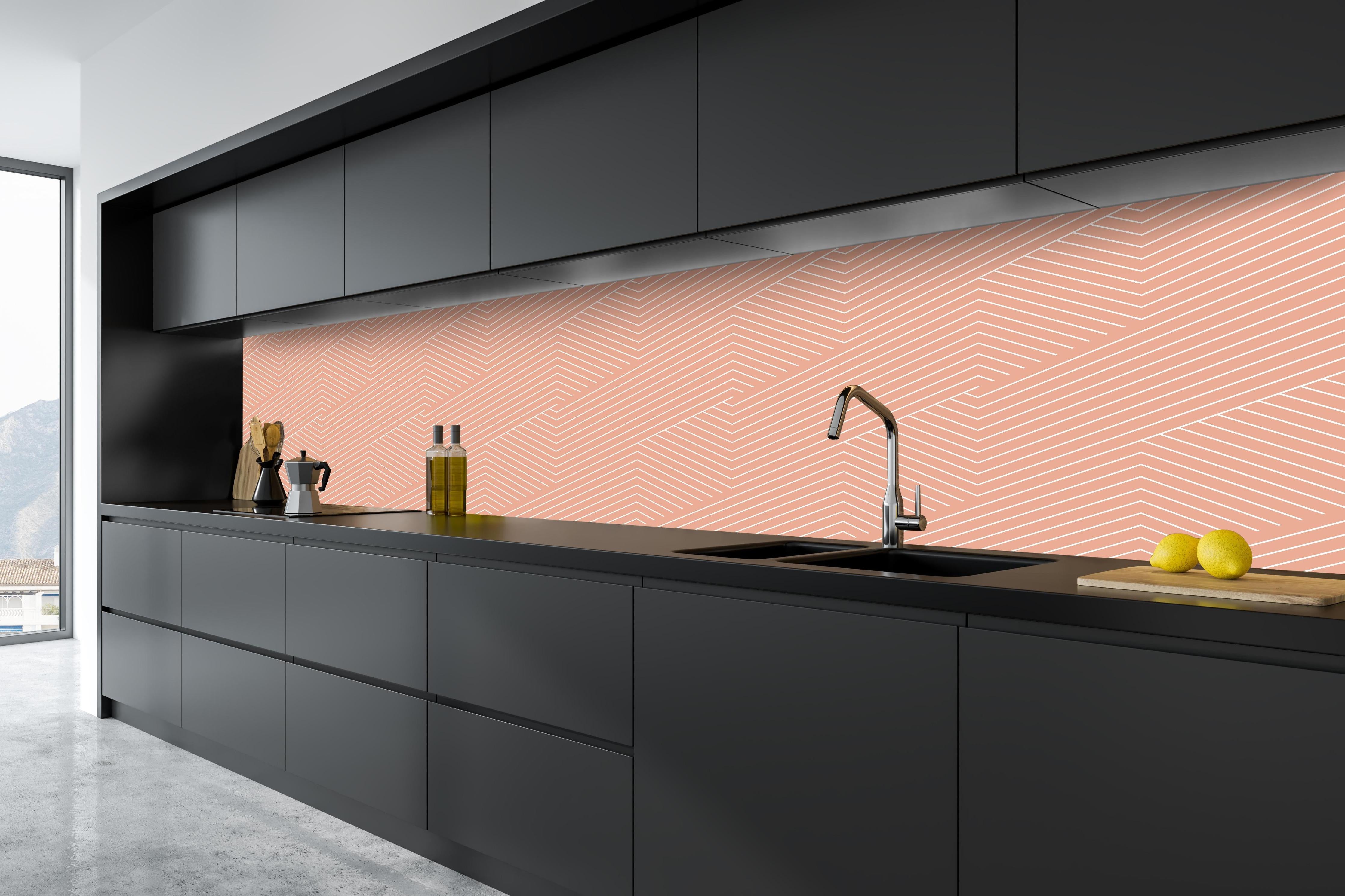 Küche - Geometrica Intreccio Salmone hinter weißen Hochglanz-Küchenregalen und schwarzem Wasserhahn