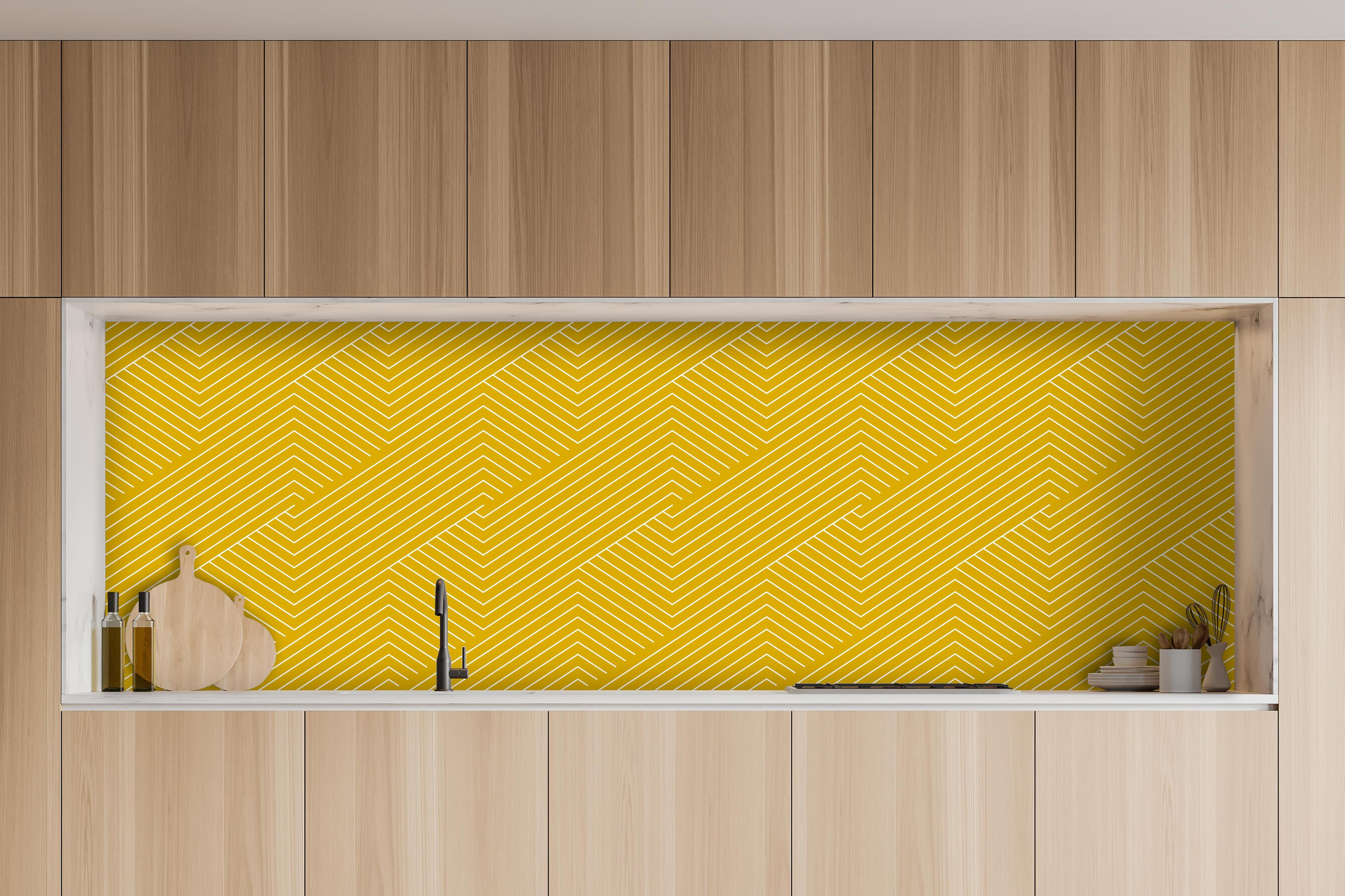 Küche - Geometrica Intreccio Senape hinter weißen Hochglanz-Küchenregalen und schwarzem Wasserhahn