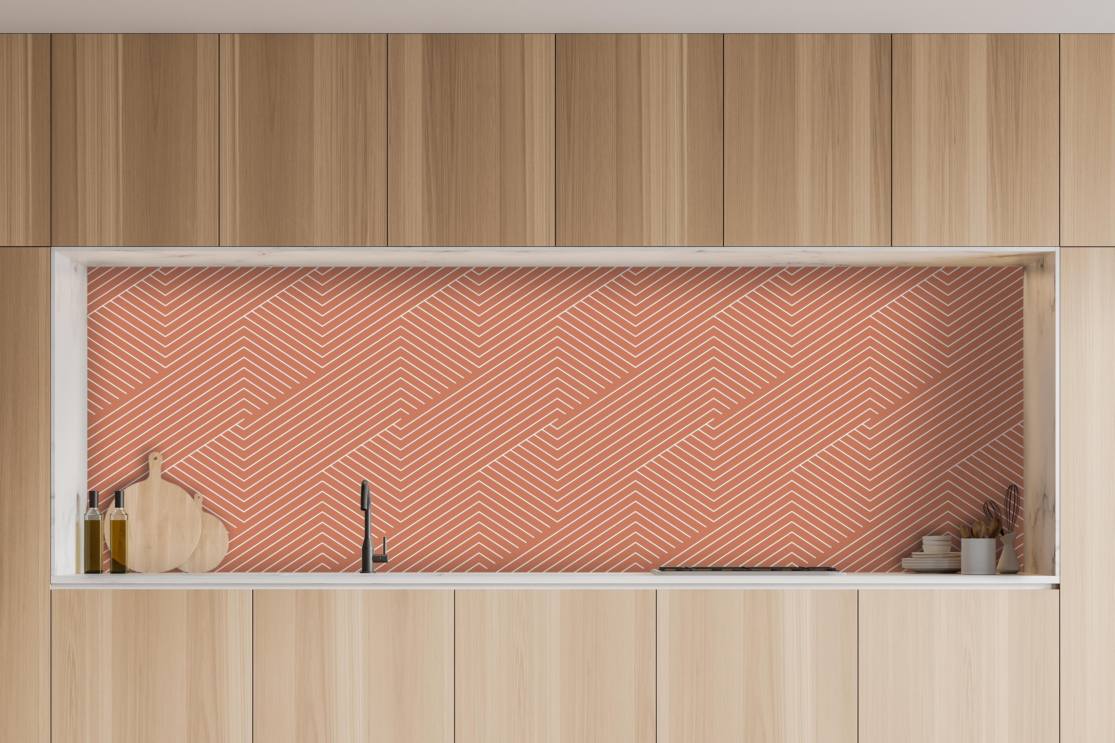 Küche - Geometrica Intreccio Terracotta hinter weißen Hochglanz-Küchenregalen und schwarzem Wasserhahn