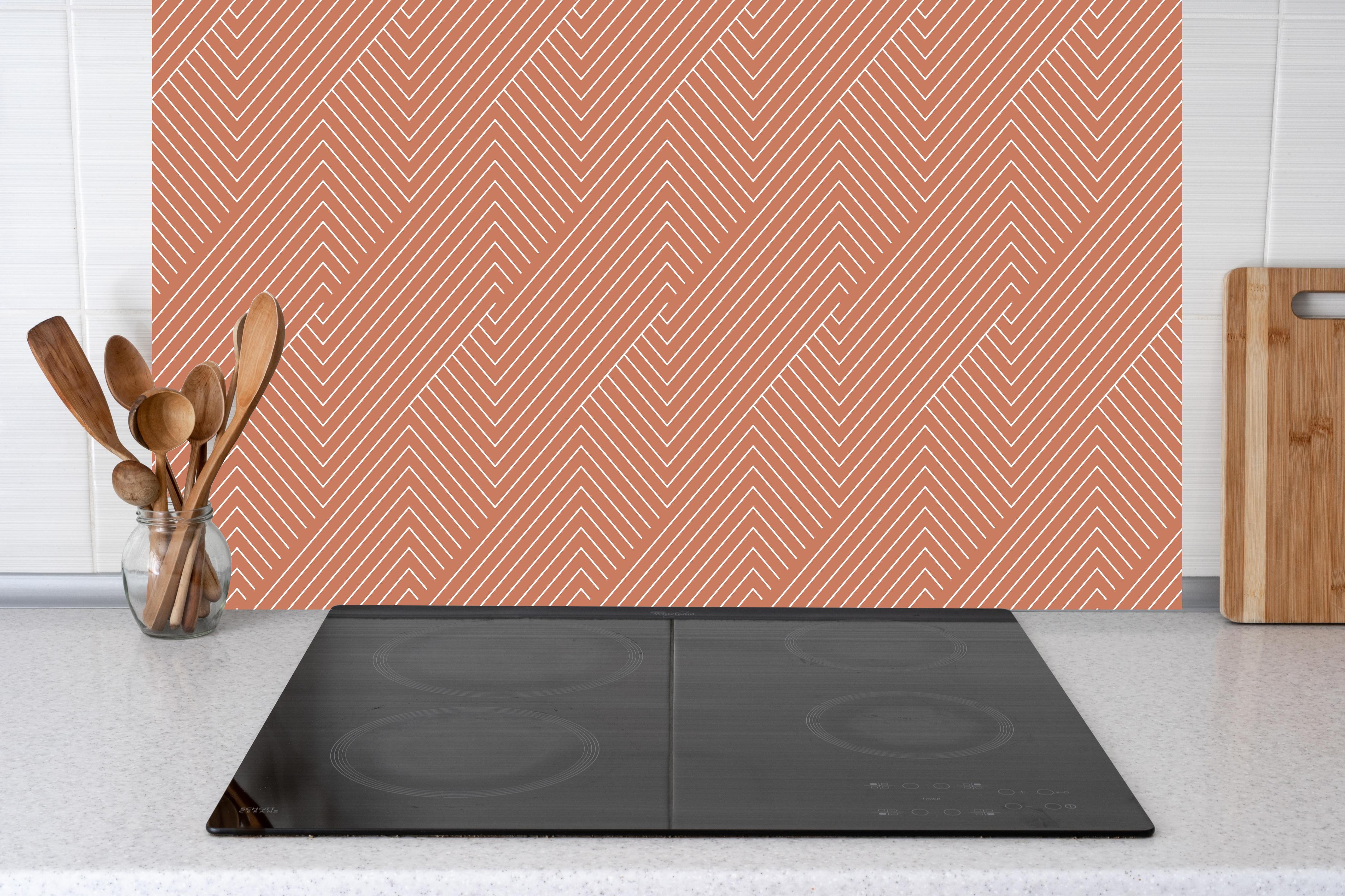 Küche - Geometrica Intreccio Terracotta hinter weißen Hochglanz-Küchenregalen und schwarzem Wasserhahn