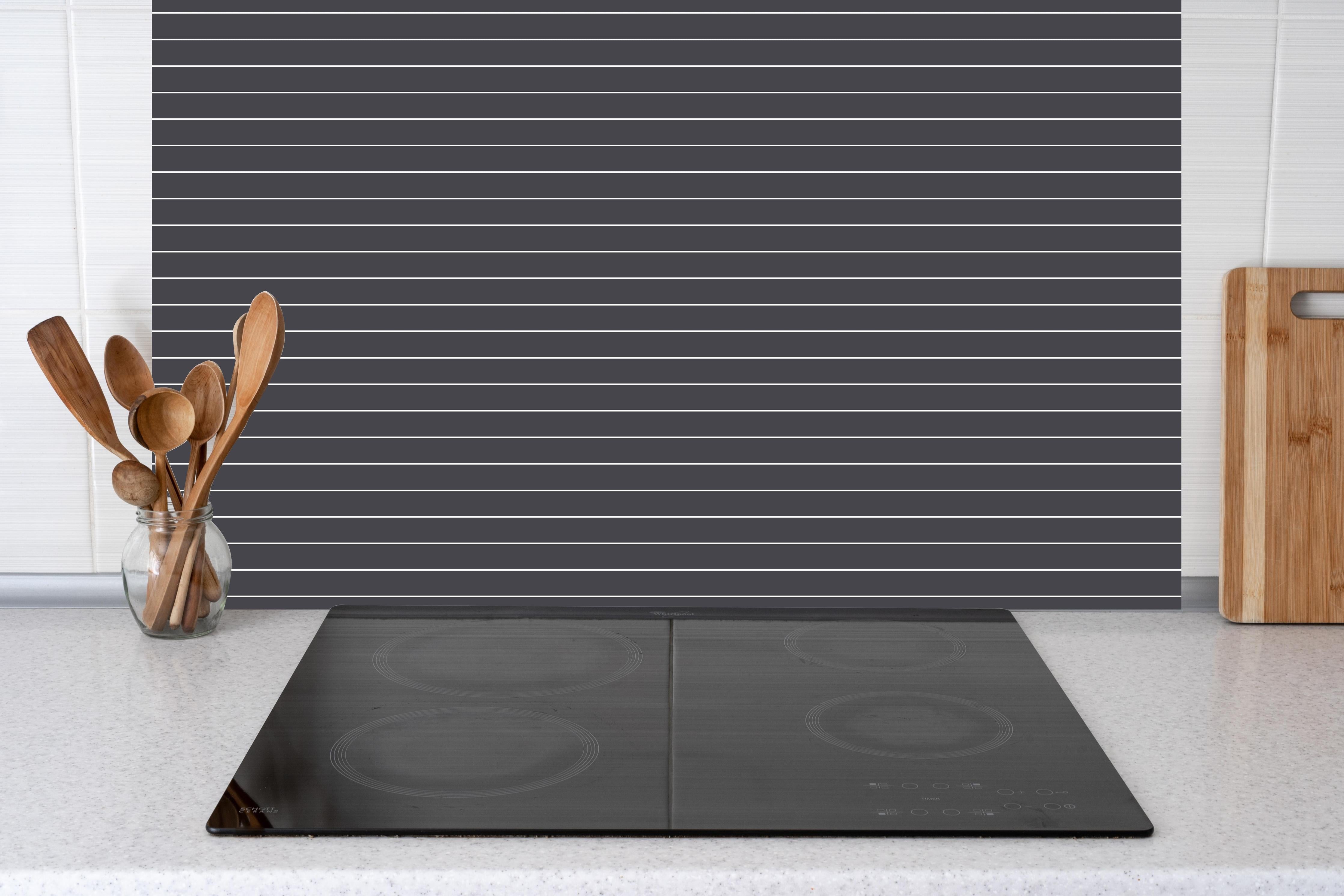 Küche - Geometrica Orizzontale Antracite hinter weißen Hochglanz-Küchenregalen und schwarzem Wasserhahn