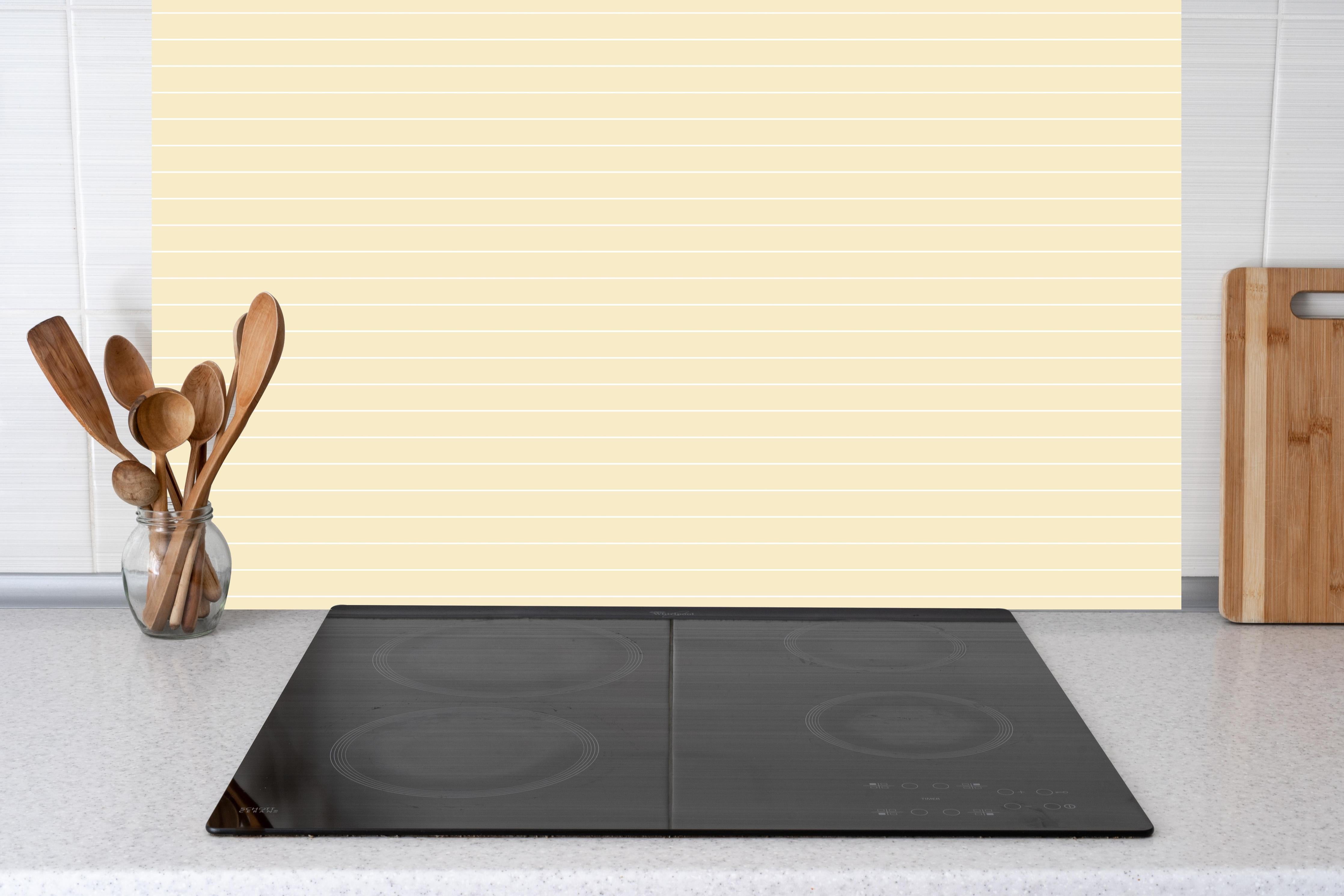 Küche - Geometrica Orizzontale Avorio hinter weißen Hochglanz-Küchenregalen und schwarzem Wasserhahn