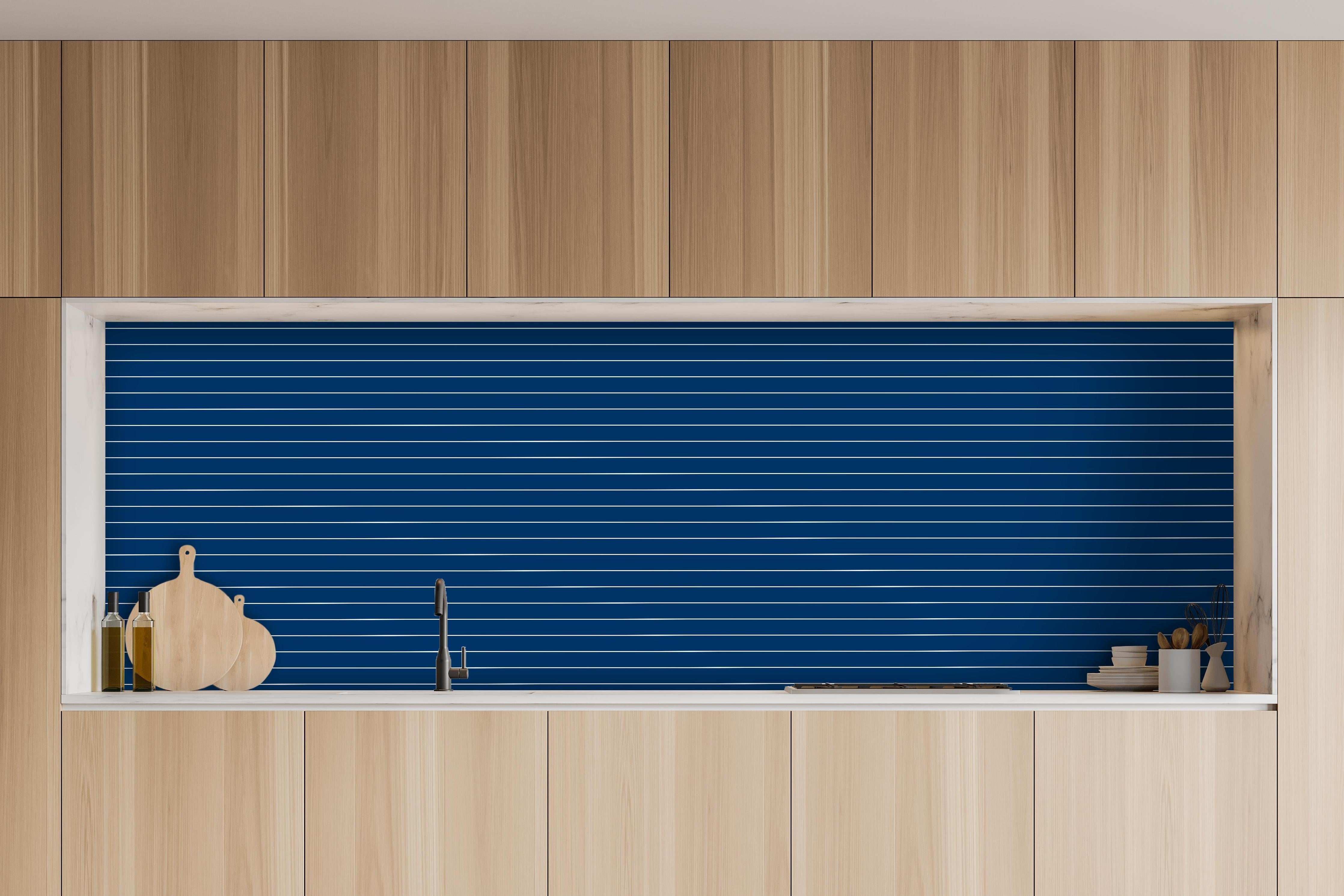 Küche - Geometrica Orizzontale Blu notte hinter weißen Hochglanz-Küchenregalen und schwarzem Wasserhahn