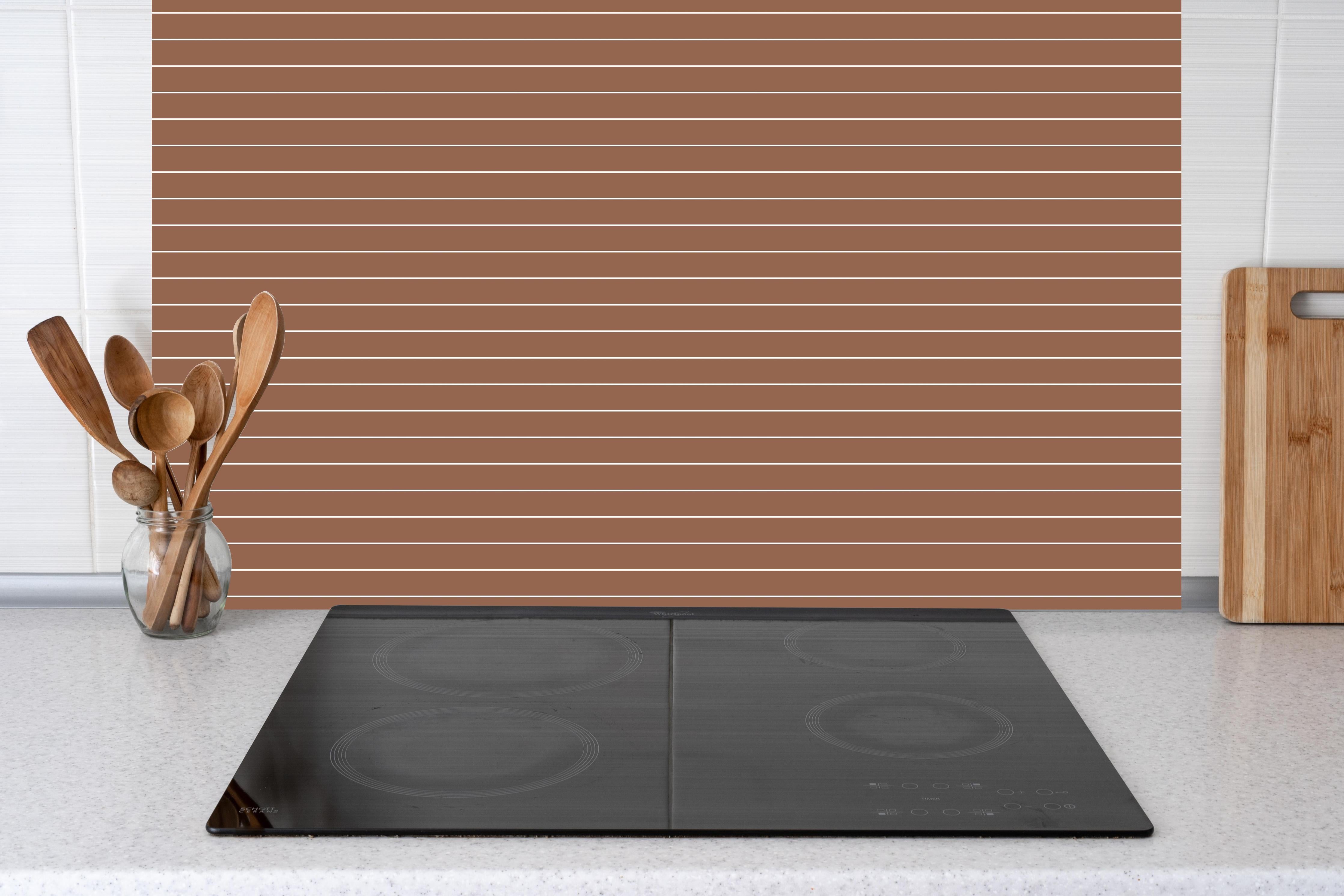 Küche - Geometrica Orizzontale Cannella hinter weißen Hochglanz-Küchenregalen und schwarzem Wasserhahn