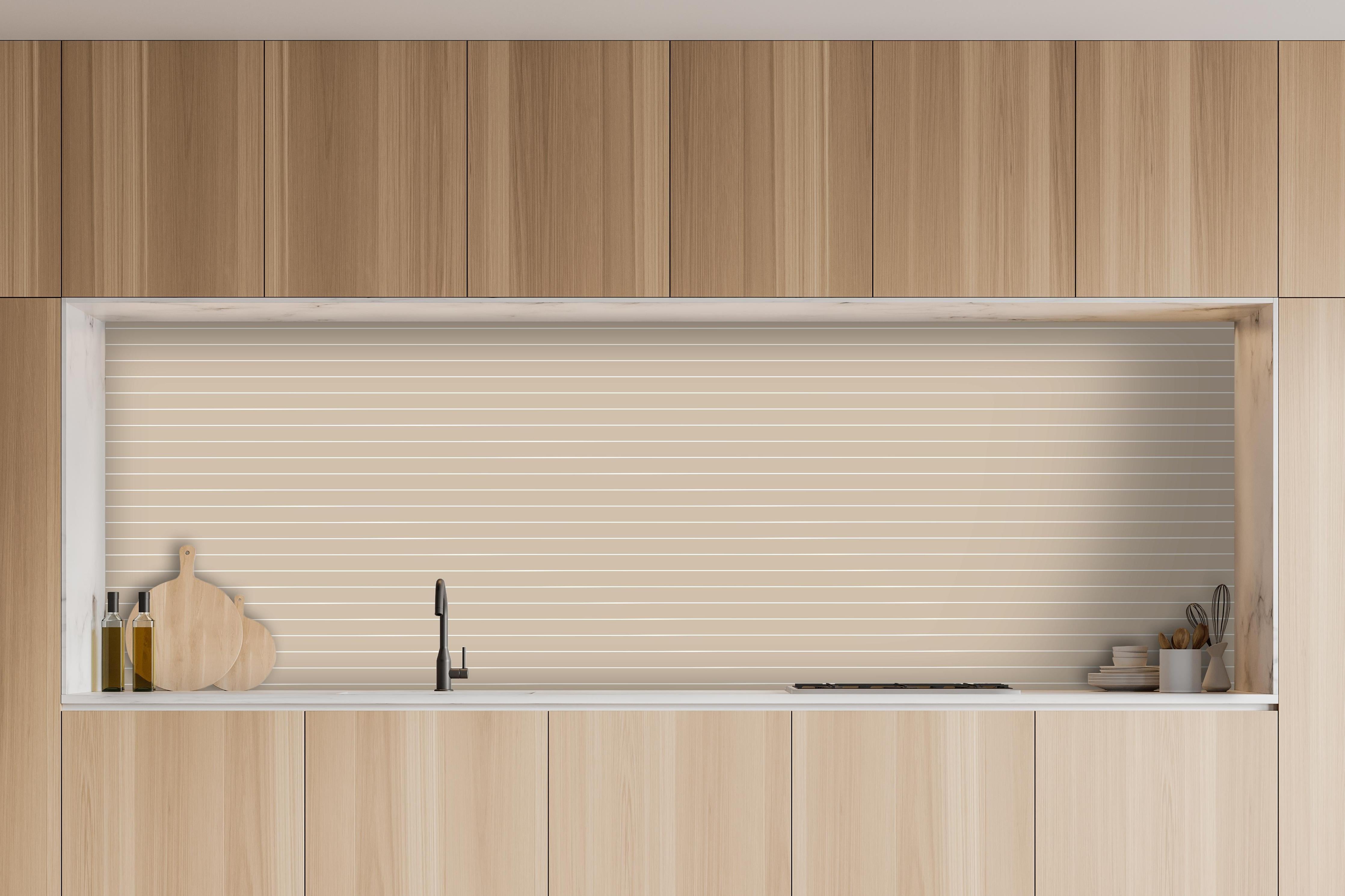 Küche - Geometrica Orizzontale Cappuccino hinter weißen Hochglanz-Küchenregalen und schwarzem Wasserhahn