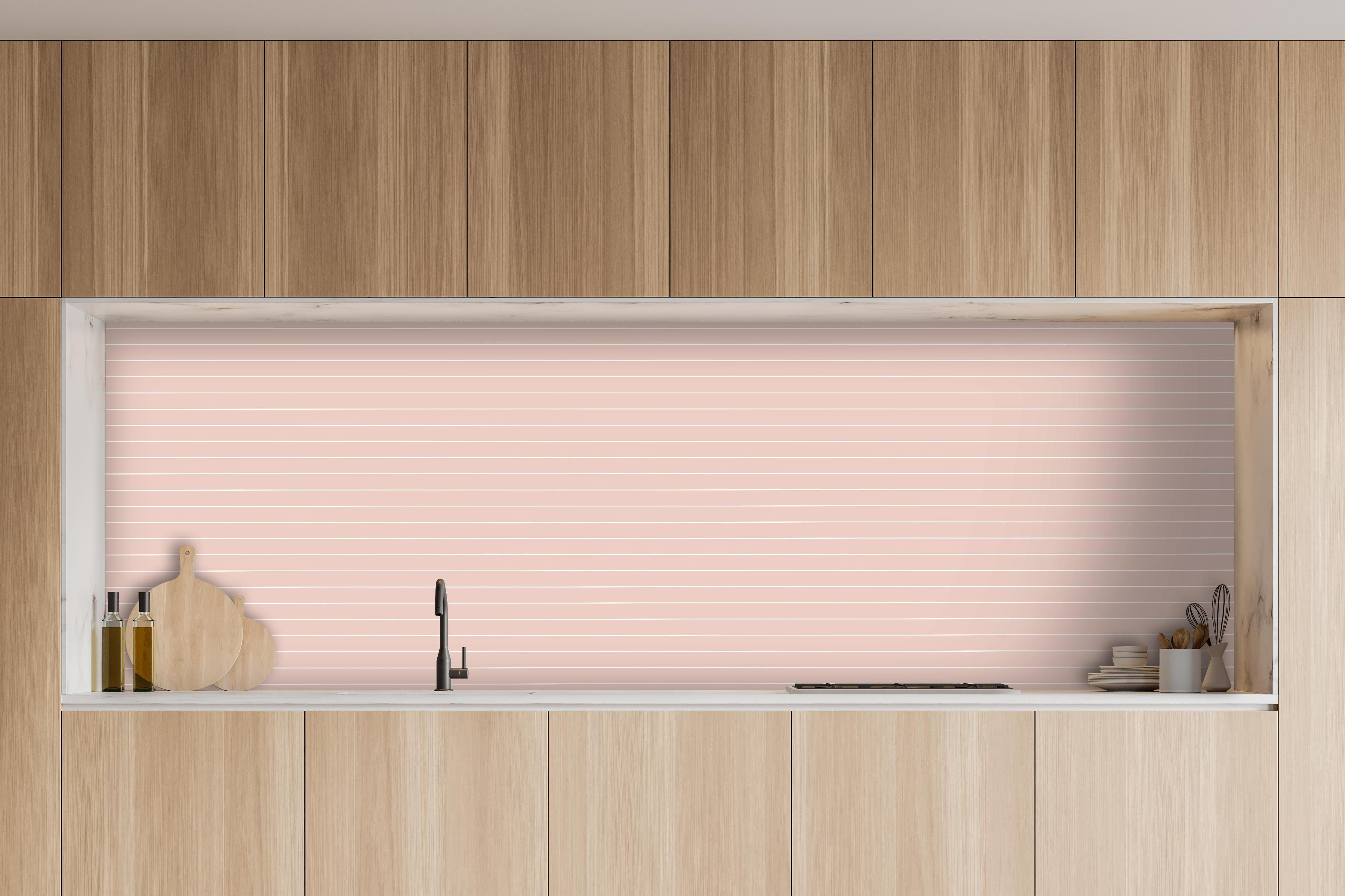 Küche - Geometrica Orizzontale Cipria hinter weißen Hochglanz-Küchenregalen und schwarzem Wasserhahn