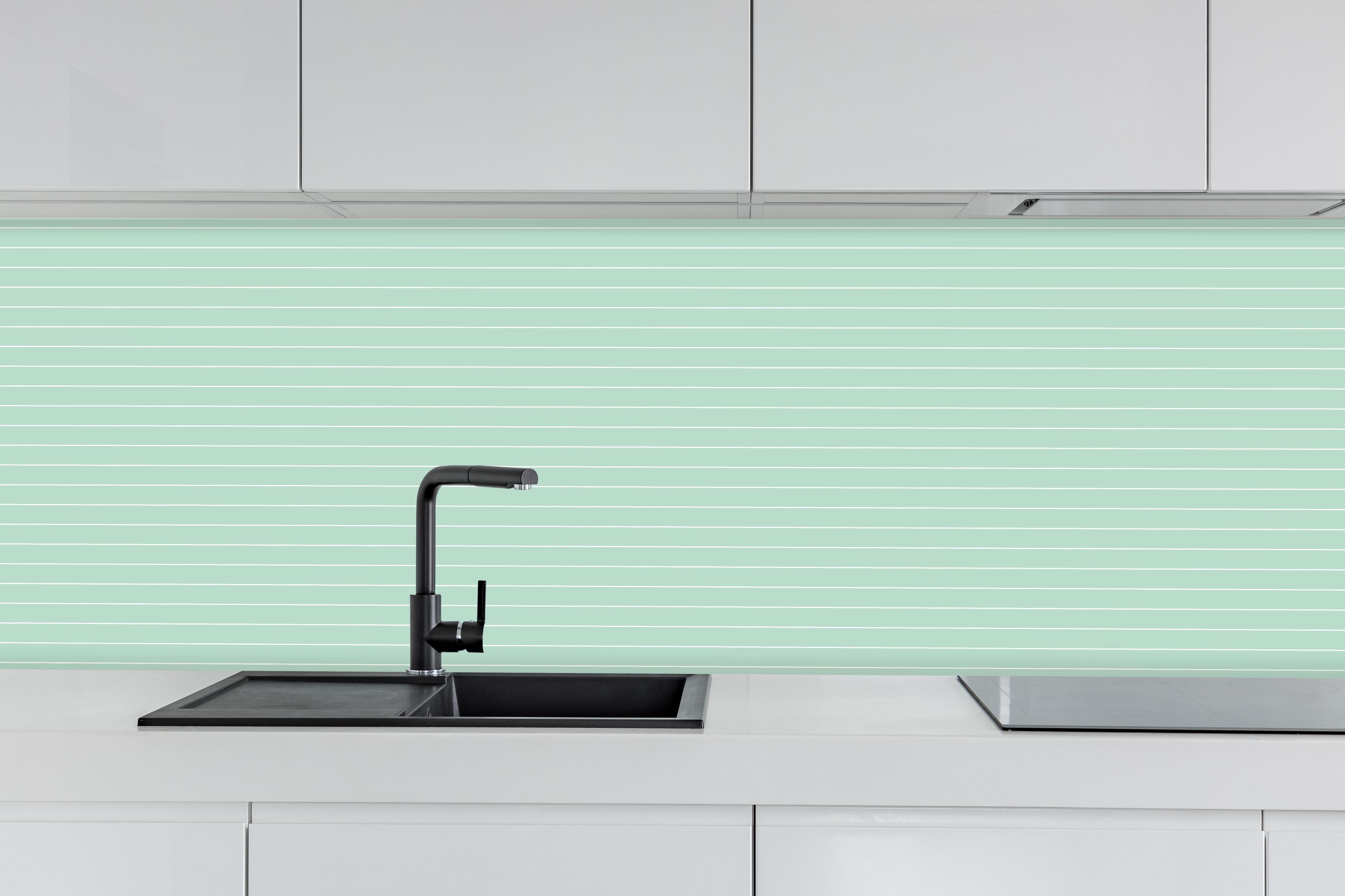 Küche - Geometrica Orizzontale Menta hinter weißen Hochglanz-Küchenregalen und schwarzem Wasserhahn