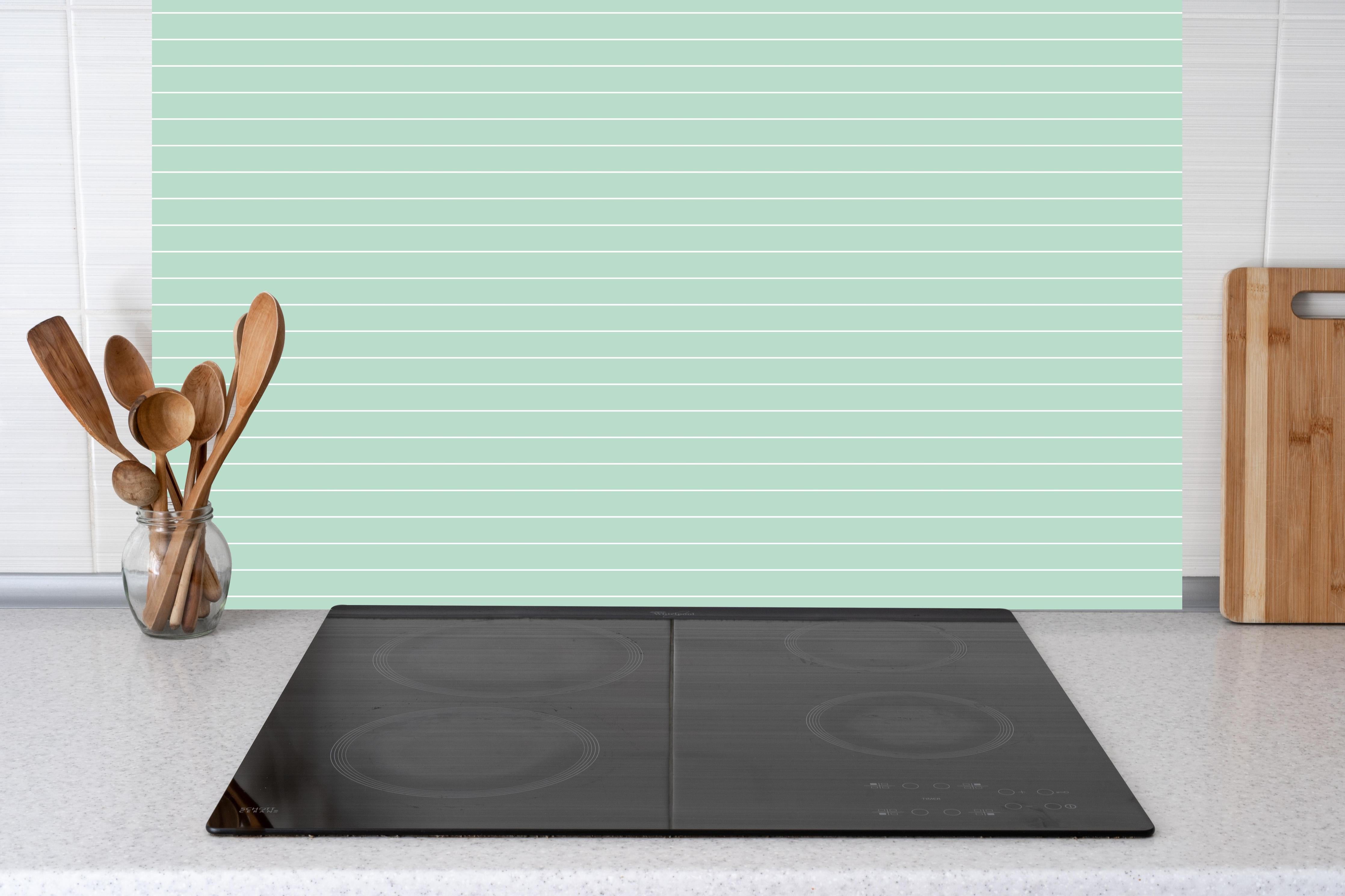 Küche - Geometrica Orizzontale Menta hinter weißen Hochglanz-Küchenregalen und schwarzem Wasserhahn