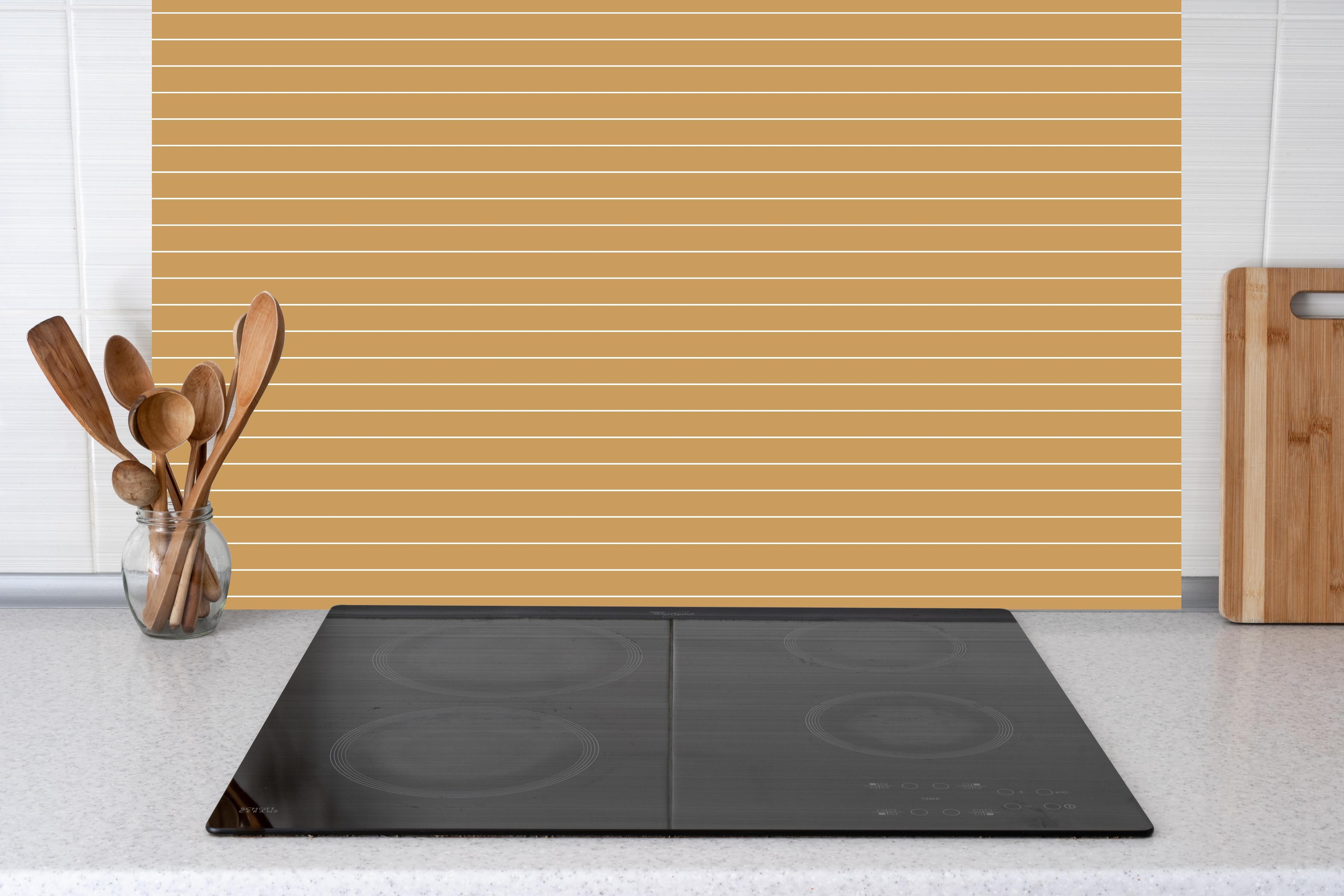 Küche - Geometrica Orizzontale Ocra hinter weißen Hochglanz-Küchenregalen und schwarzem Wasserhahn