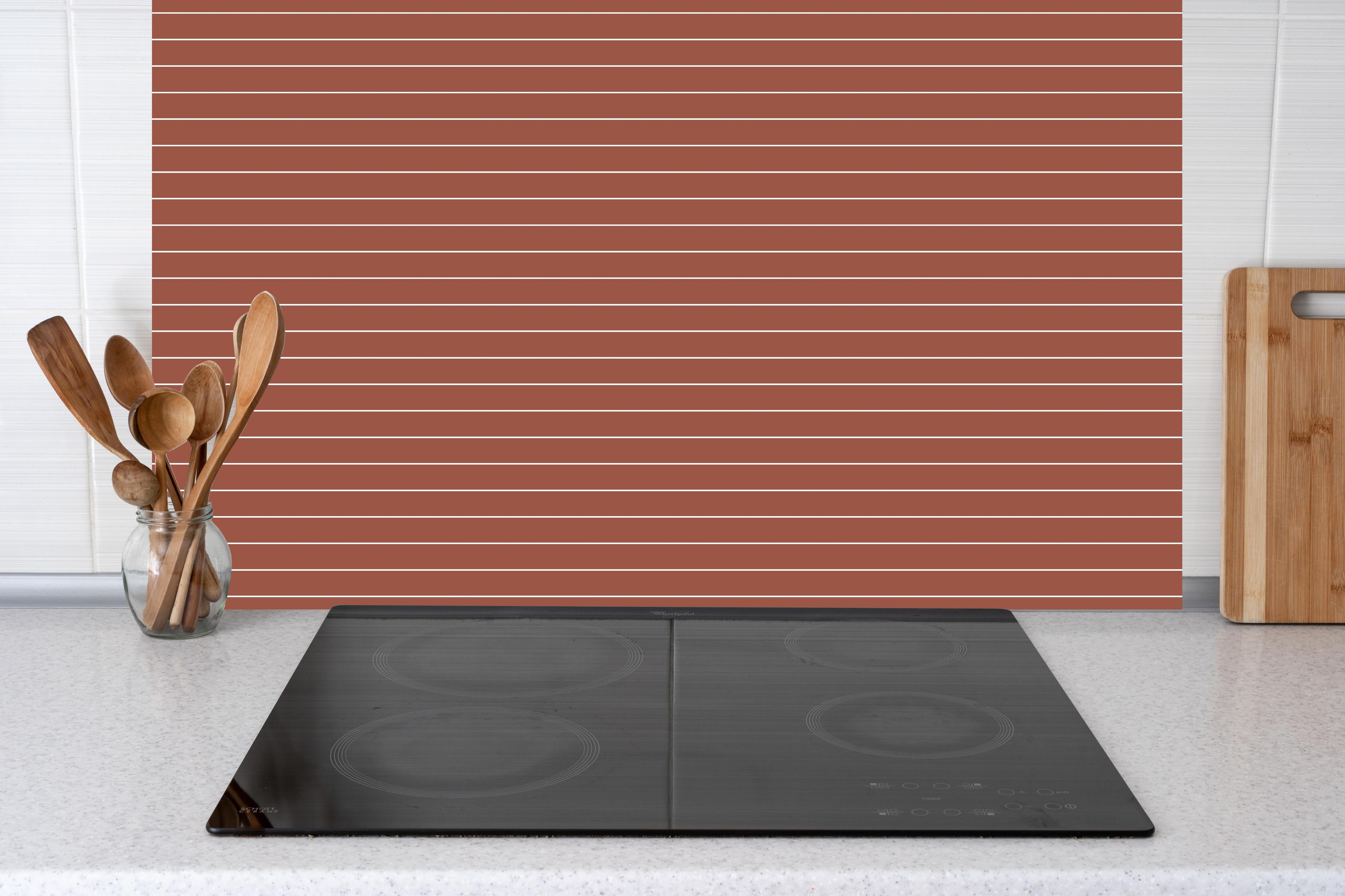 Küche - Geometrica Orizzontale Ruggine hinter weißen Hochglanz-Küchenregalen und schwarzem Wasserhahn