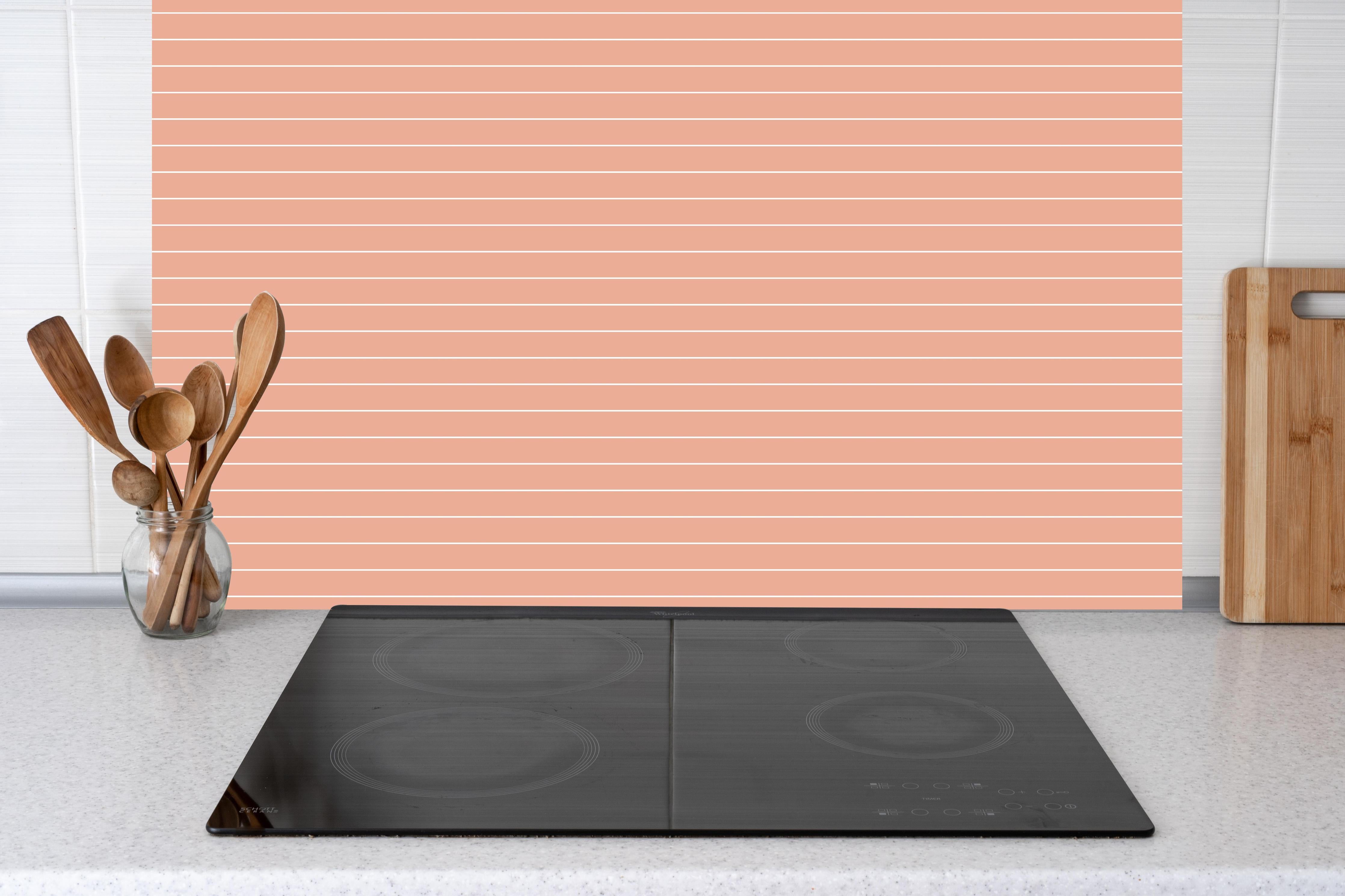 Küche - Geometrica Orizzontale Salmone hinter weißen Hochglanz-Küchenregalen und schwarzem Wasserhahn