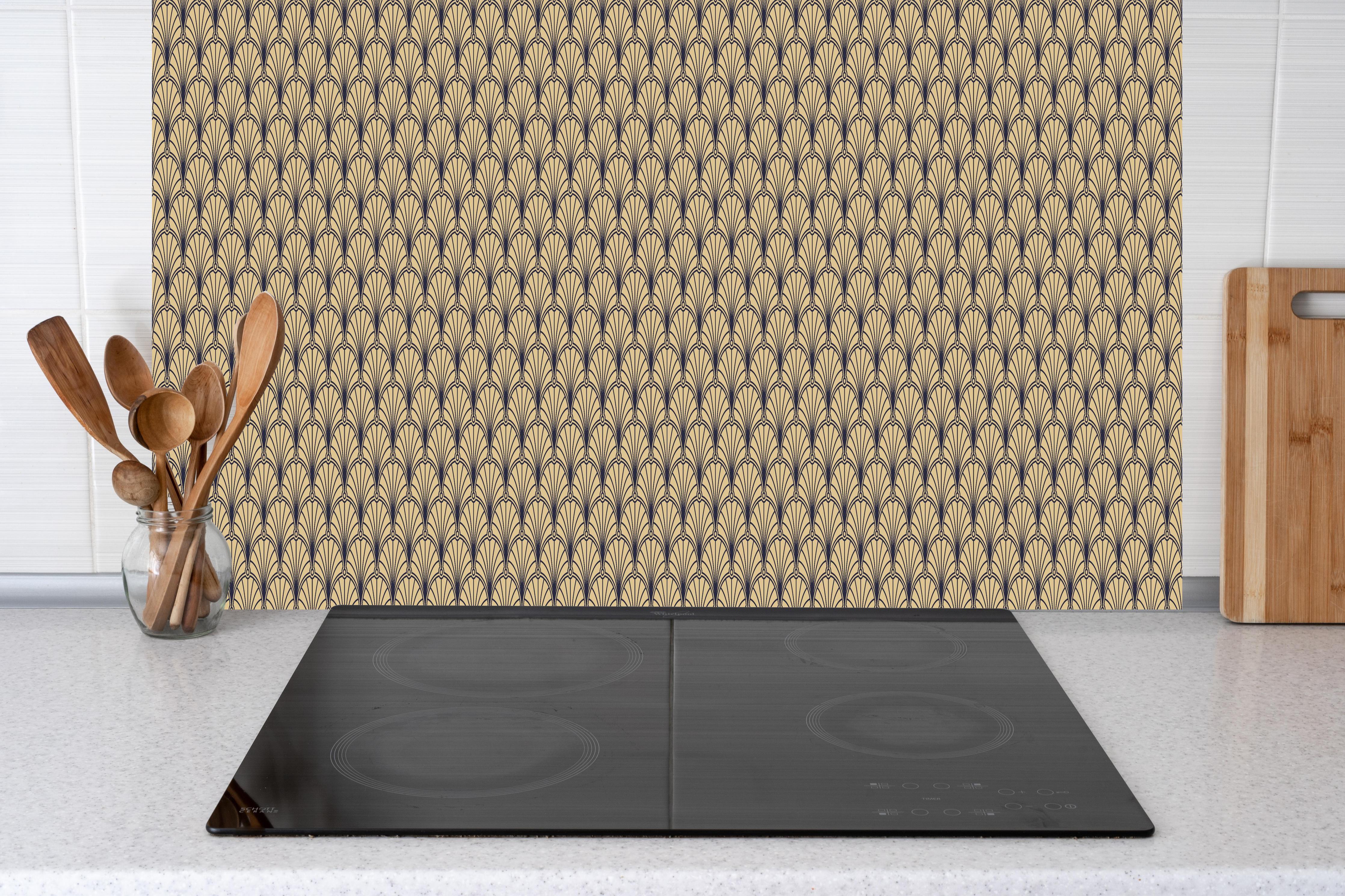 Küche - Geometrische Beige-Braune Webmuster hinter weißen Hochglanz-Küchenregalen und schwarzem Wasserhahn
