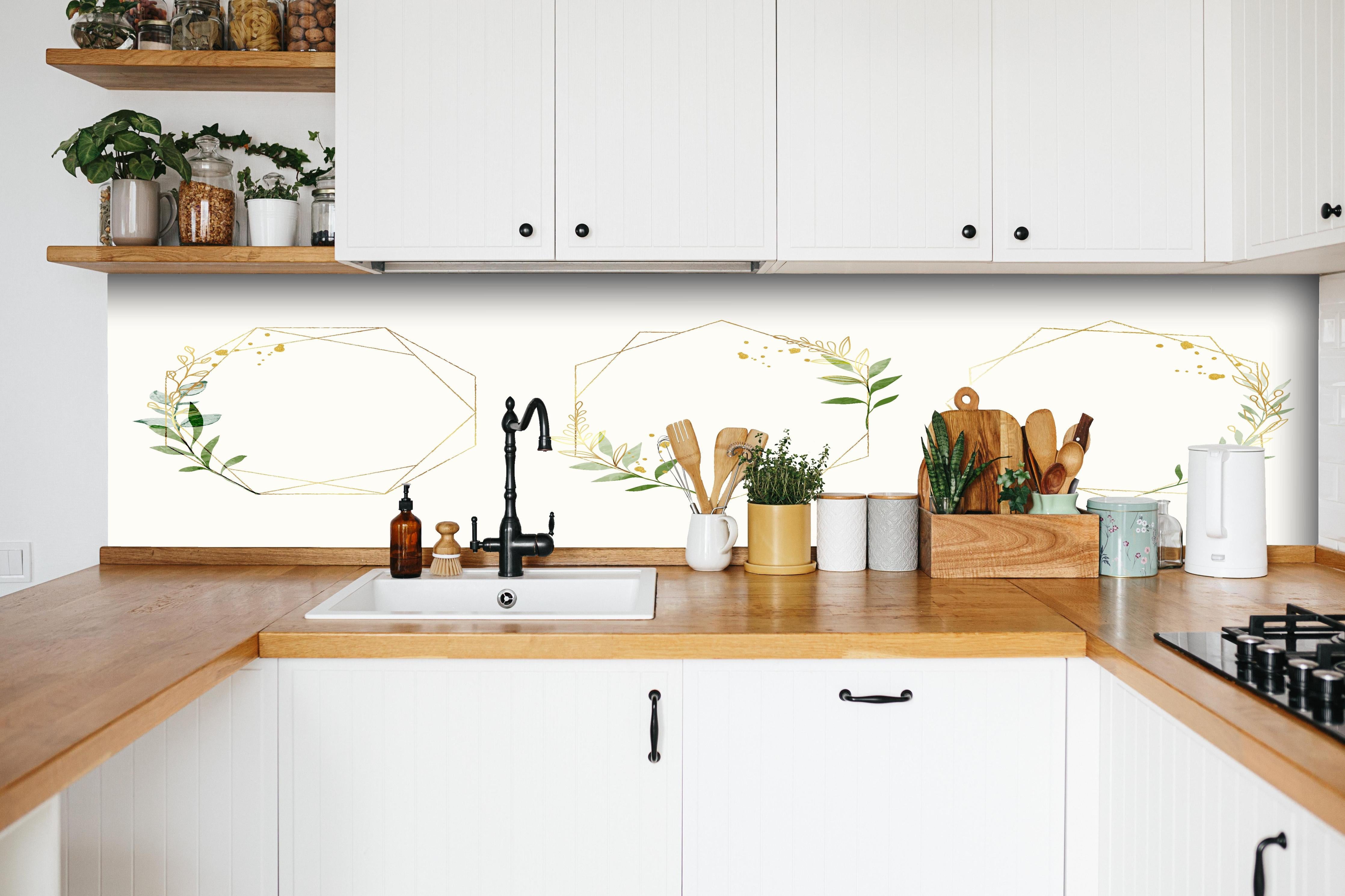 Küche - Geometrische Hexagon Blumenrahmen Illustrationen hinter weißen Hochglanz-Küchenregalen und schwarzem Wasserhahn