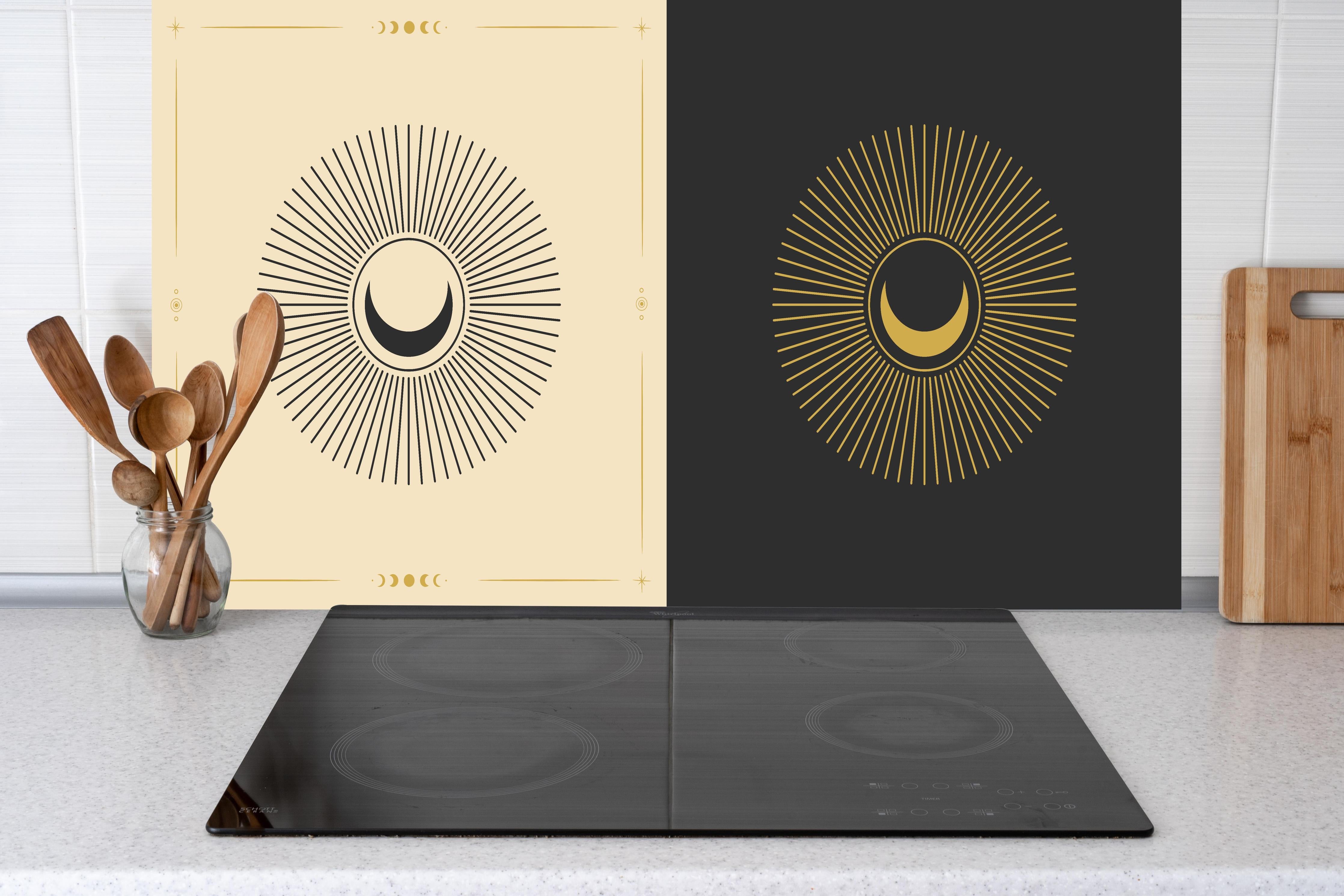 Küche - Geometrische Sonnen-Illustration Gold-Schwarz hinter weißen Hochglanz-Küchenregalen und schwarzem Wasserhahn
