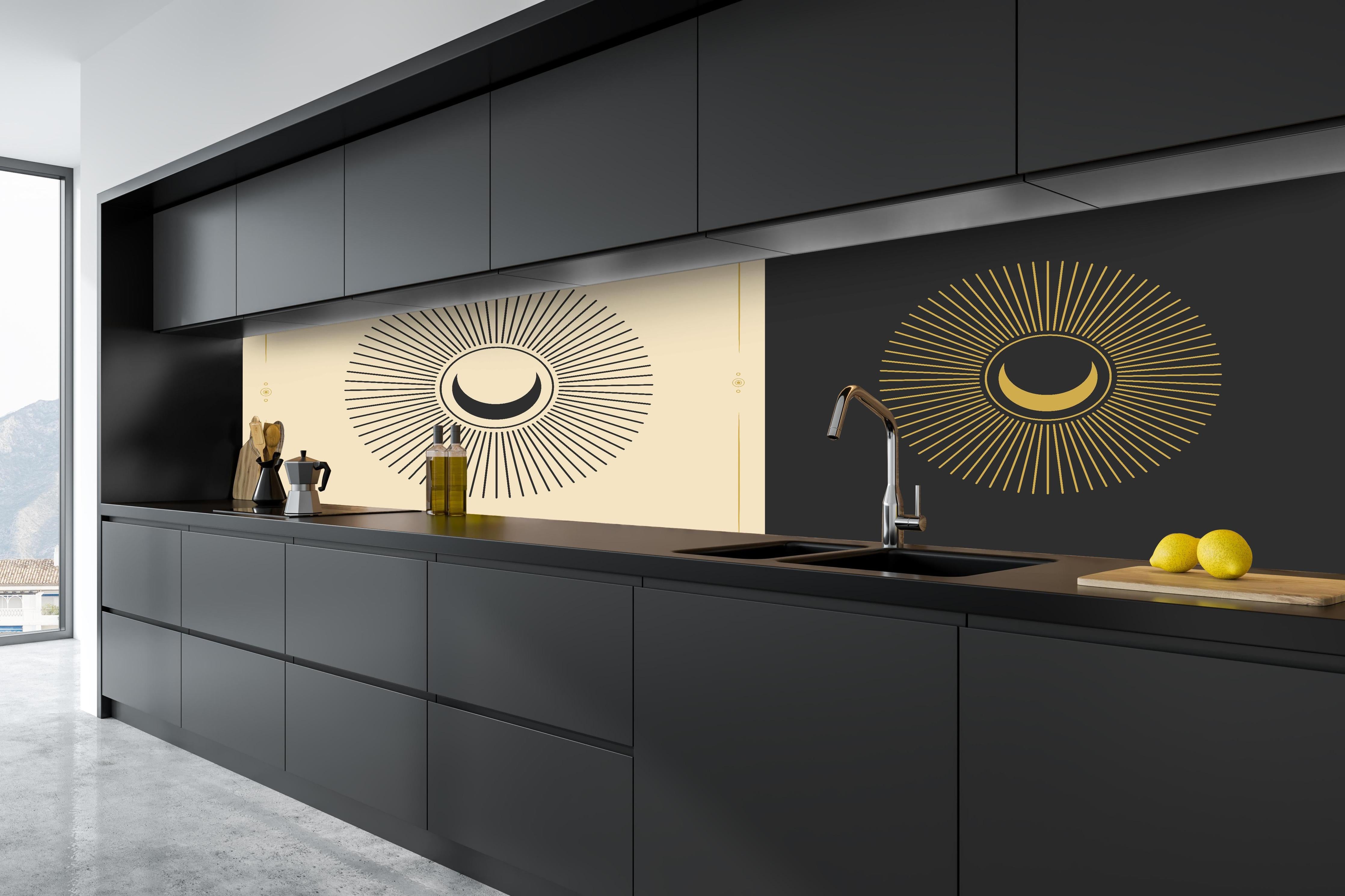 Küche - Geometrische Sonnen-Illustration Gold-Schwarz hinter weißen Hochglanz-Küchenregalen und schwarzem Wasserhahn