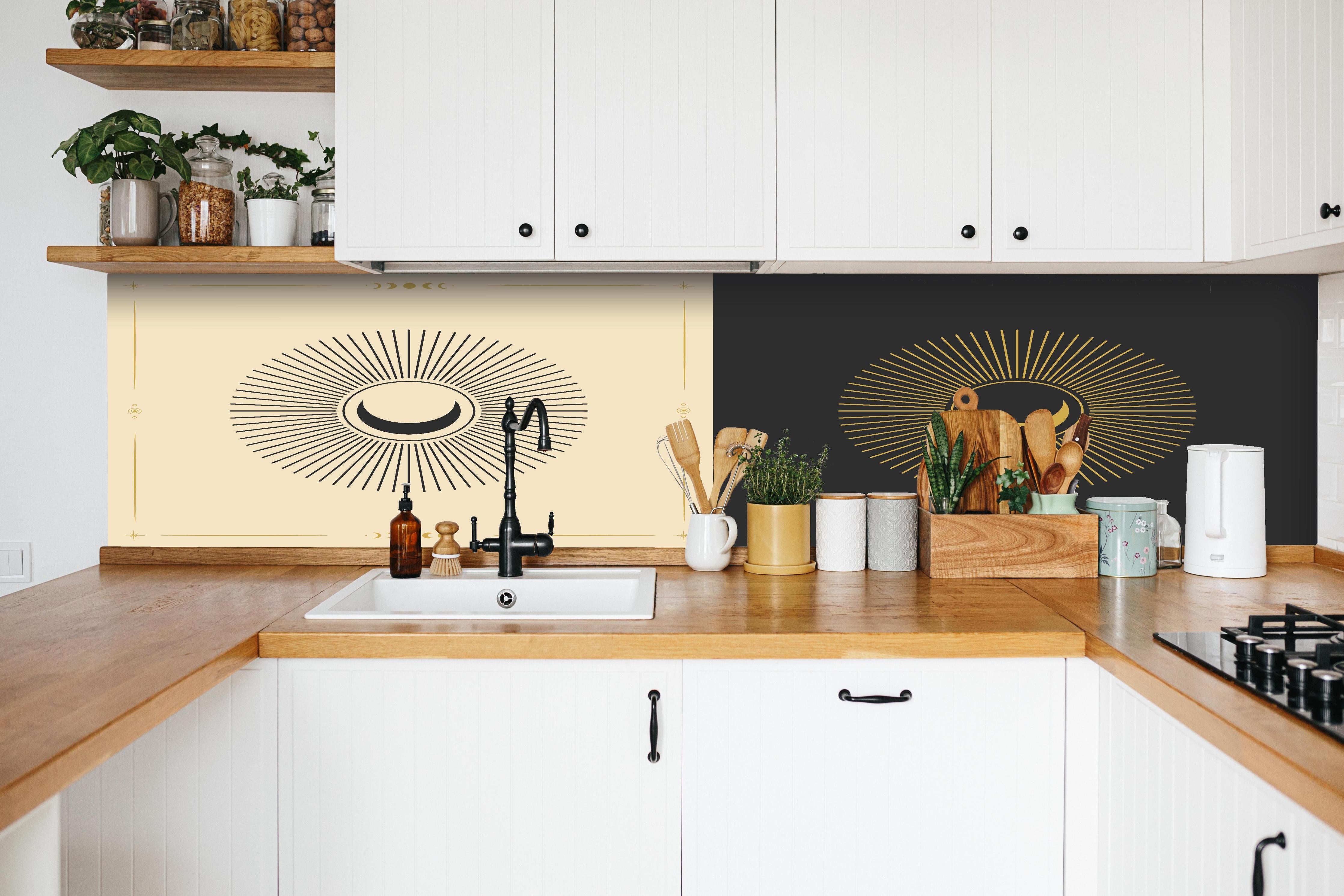 Küche - Geometrische Sonnen-Illustration Gold-Schwarz hinter weißen Hochglanz-Küchenregalen und schwarzem Wasserhahn