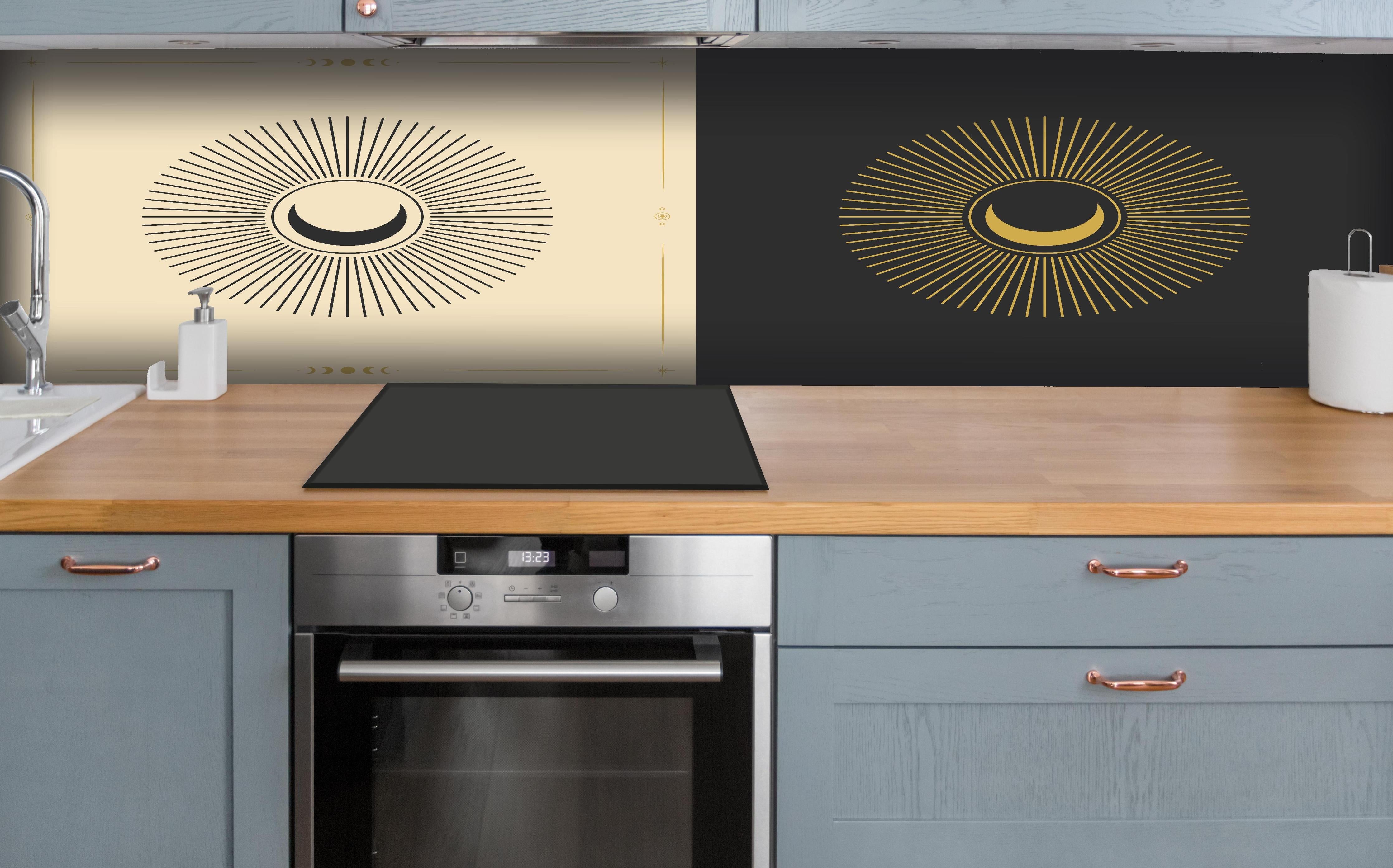 Küche - Geometrische Sonnen-Illustration Gold-Schwarz hinter weißen Hochglanz-Küchenregalen und schwarzem Wasserhahn