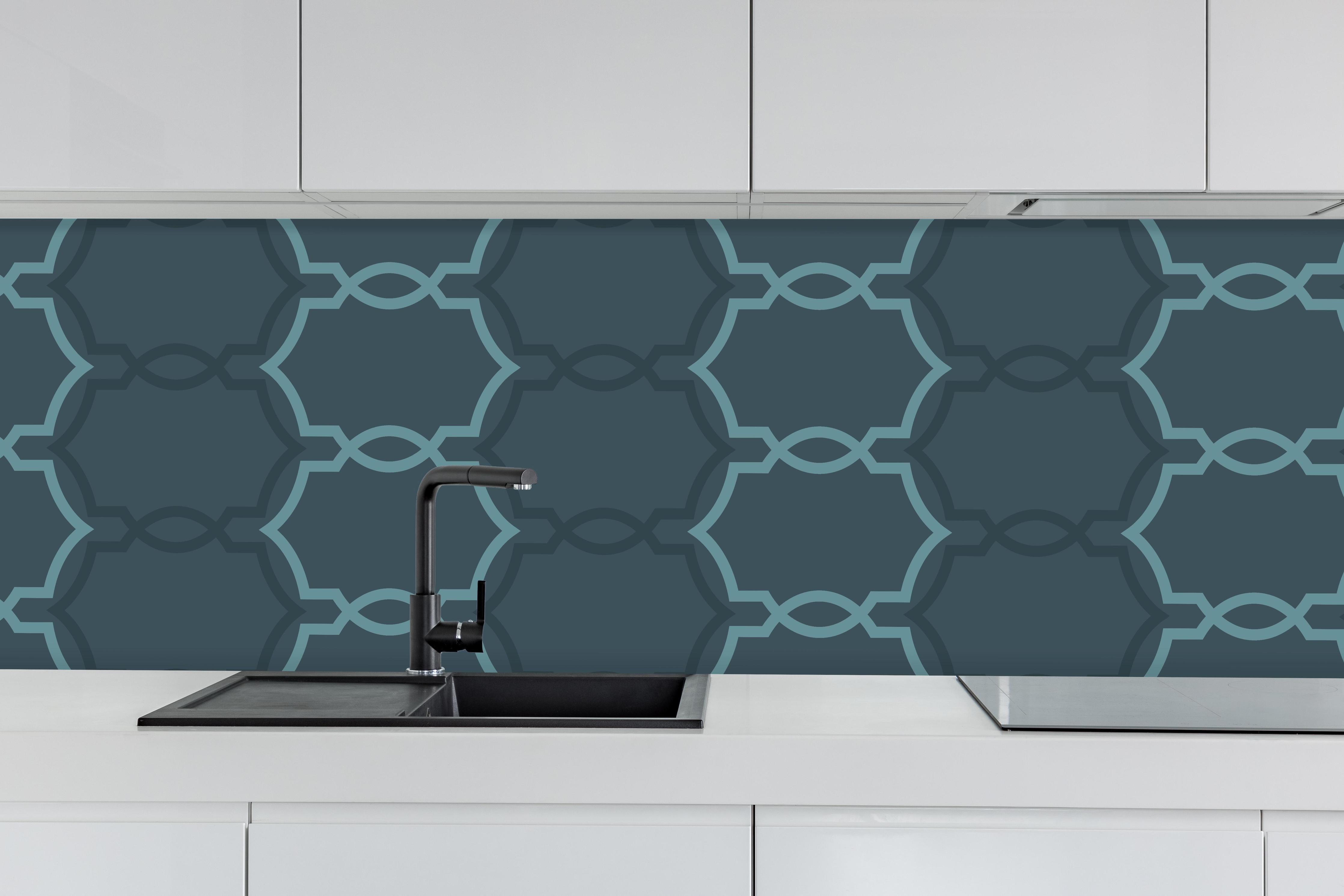 Küche - Geometrisches Dunkelblau-Designmuster hinter weißen Hochglanz-Küchenregalen und schwarzem Wasserhahn