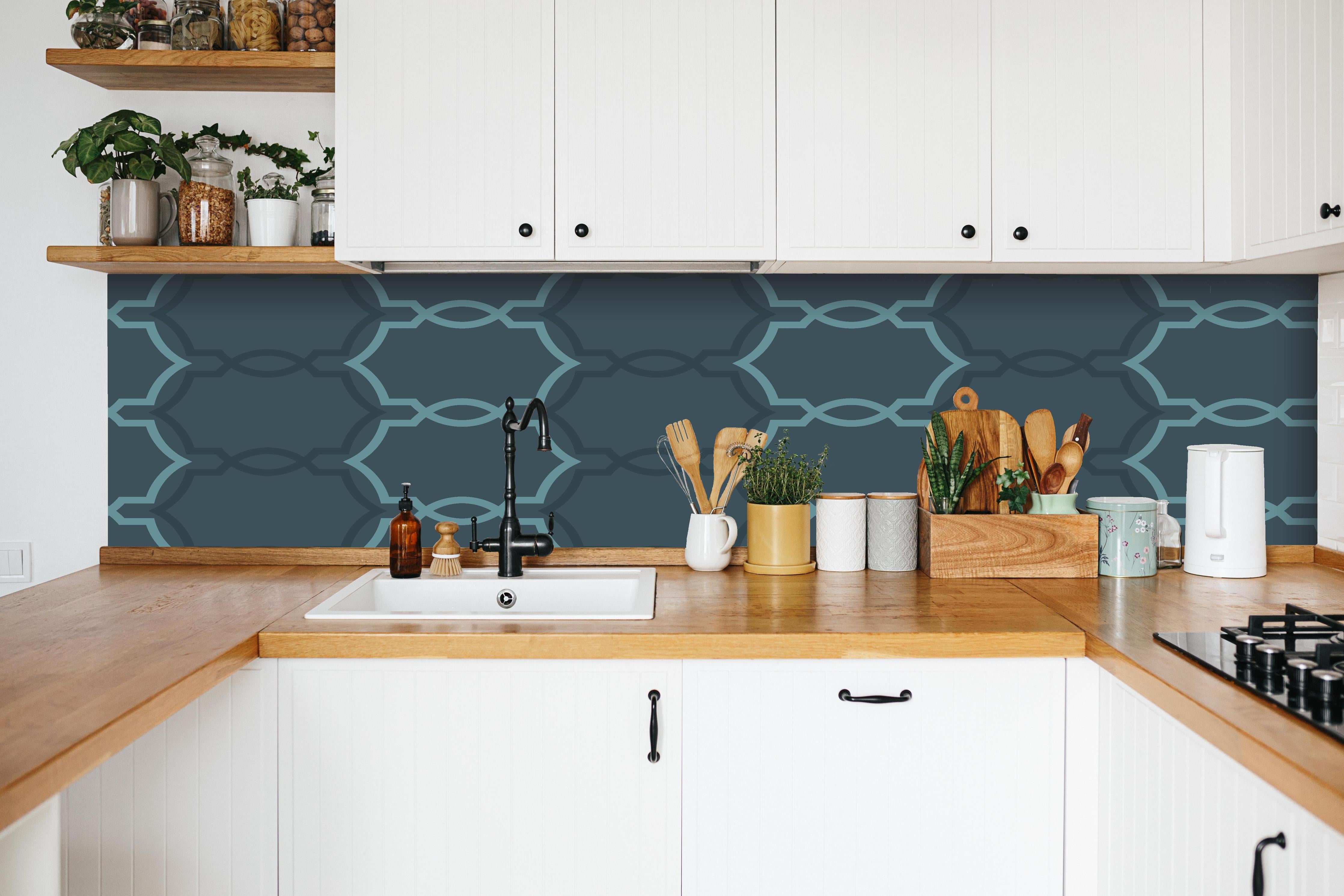 Küche - Geometrisches Dunkelblau-Designmuster hinter weißen Hochglanz-Küchenregalen und schwarzem Wasserhahn