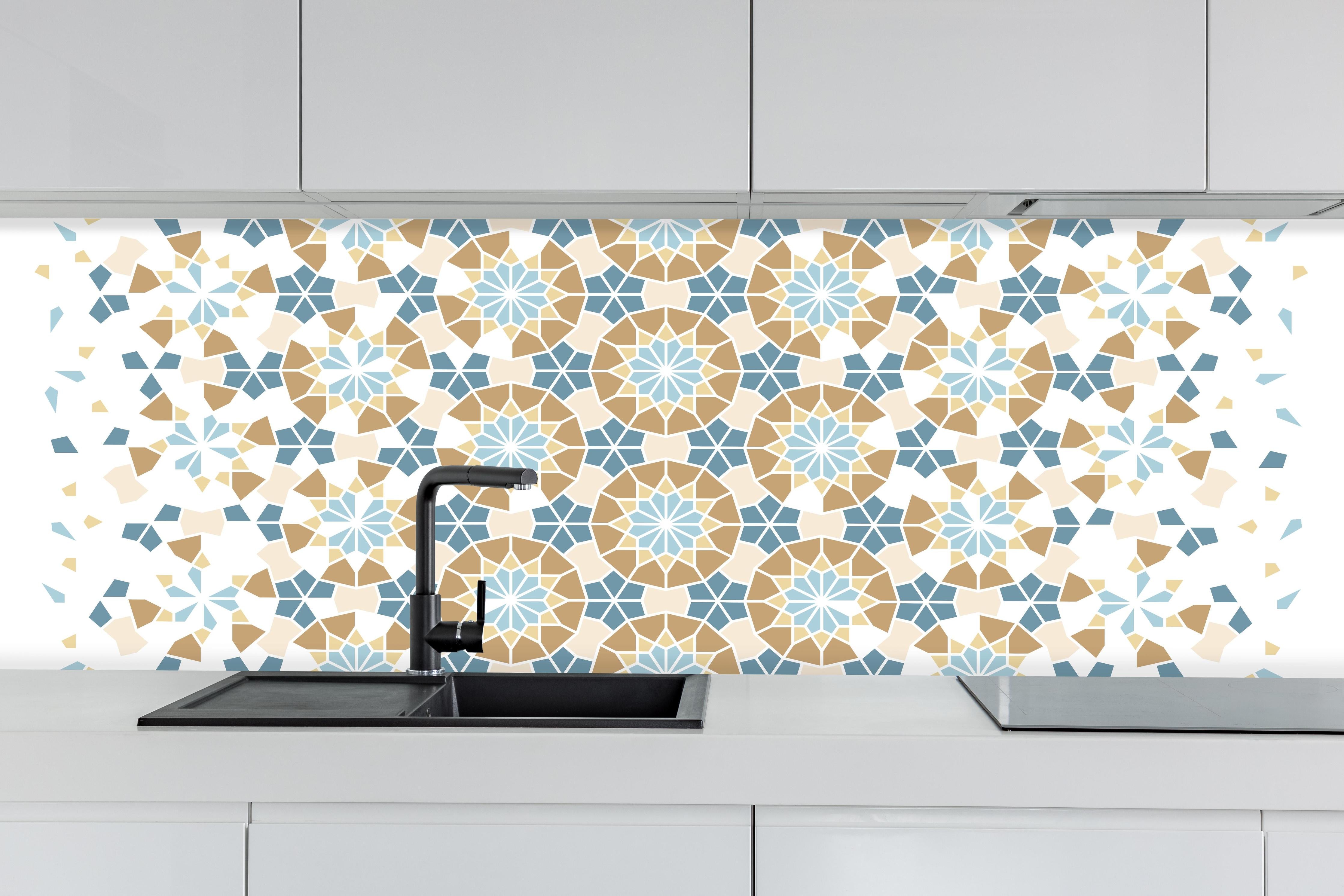Küche - Geometrisches Mosaik-Design in Pastelltönen hinter weißen Hochglanz-Küchenregalen und schwarzem Wasserhahn
