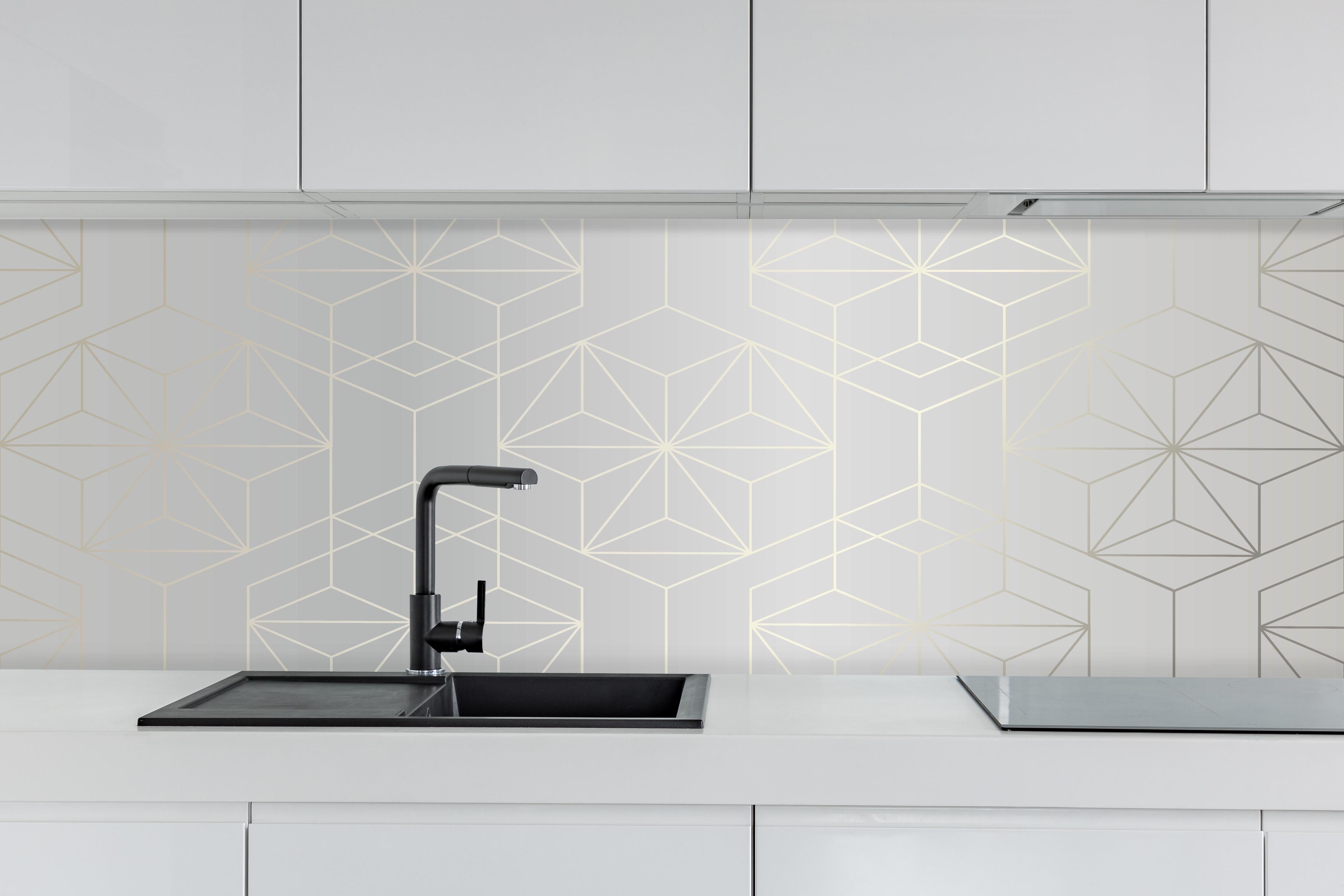 Küche - Geometrisches Muster Weiß und Grau hinter weißen Hochglanz-Küchenregalen und schwarzem Wasserhahn