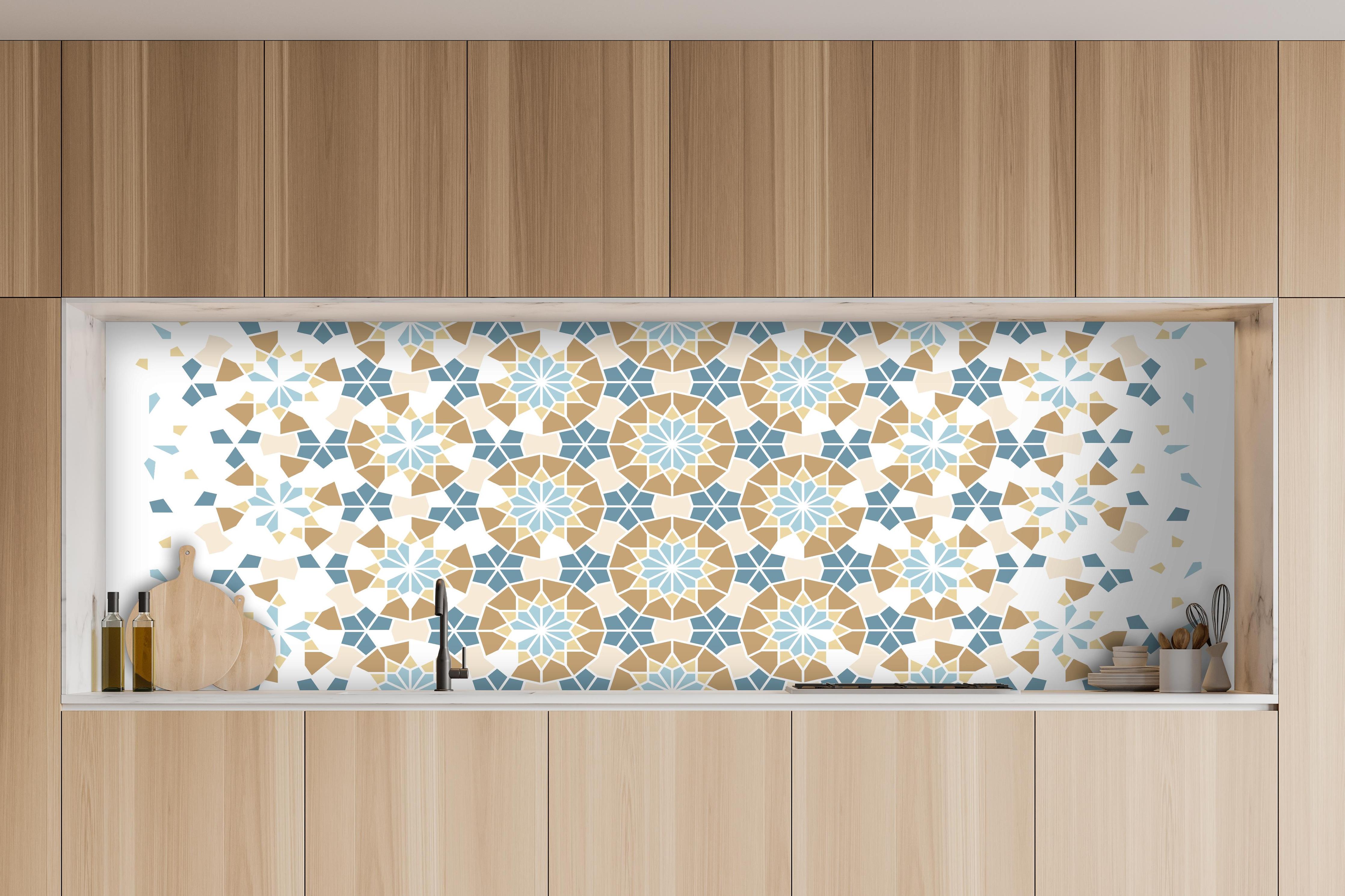 Küche - Geometrisches Muster in Blau und Beige hinter weißen Hochglanz-Küchenregalen und schwarzem Wasserhahn