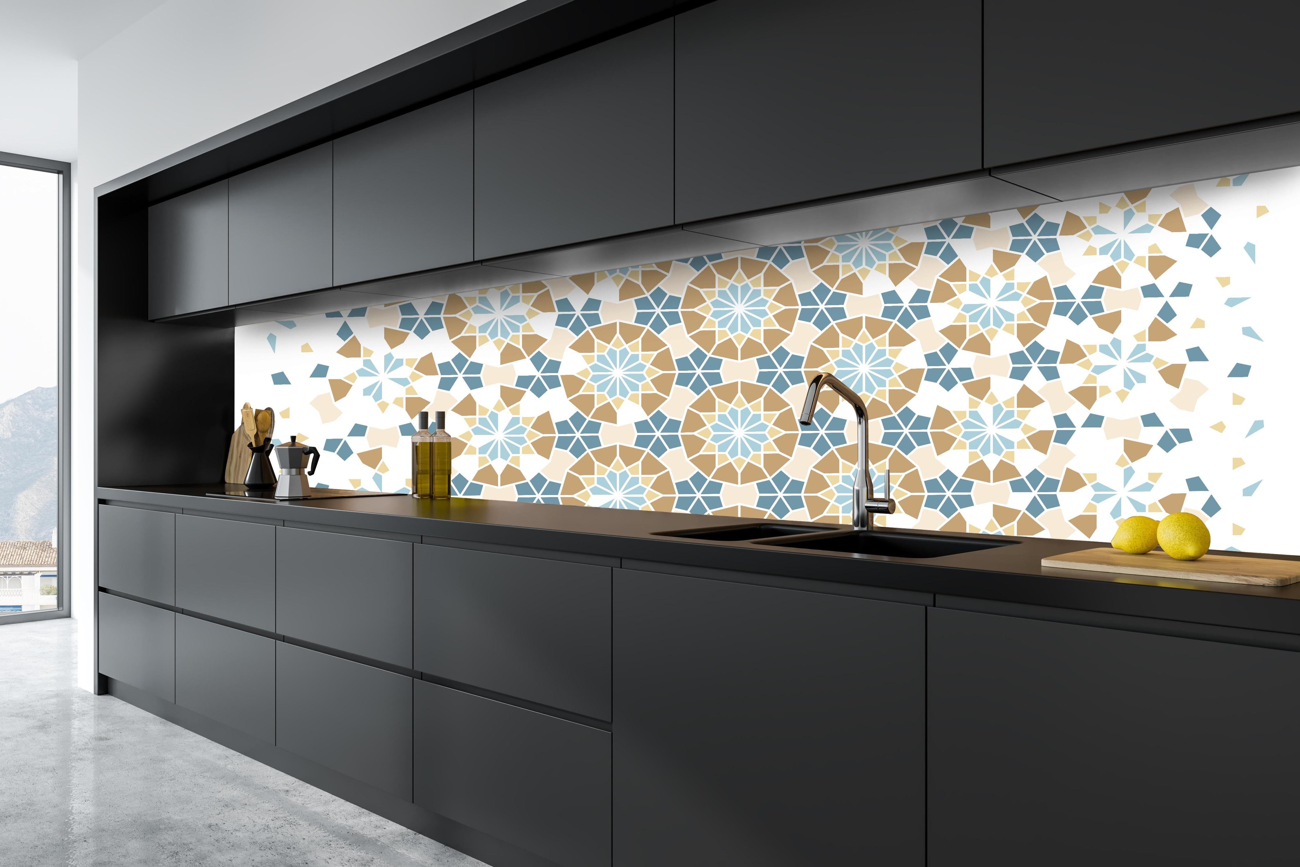 Küche - Geometrisches Muster in Blau und Beige hinter weißen Hochglanz-Küchenregalen und schwarzem Wasserhahn