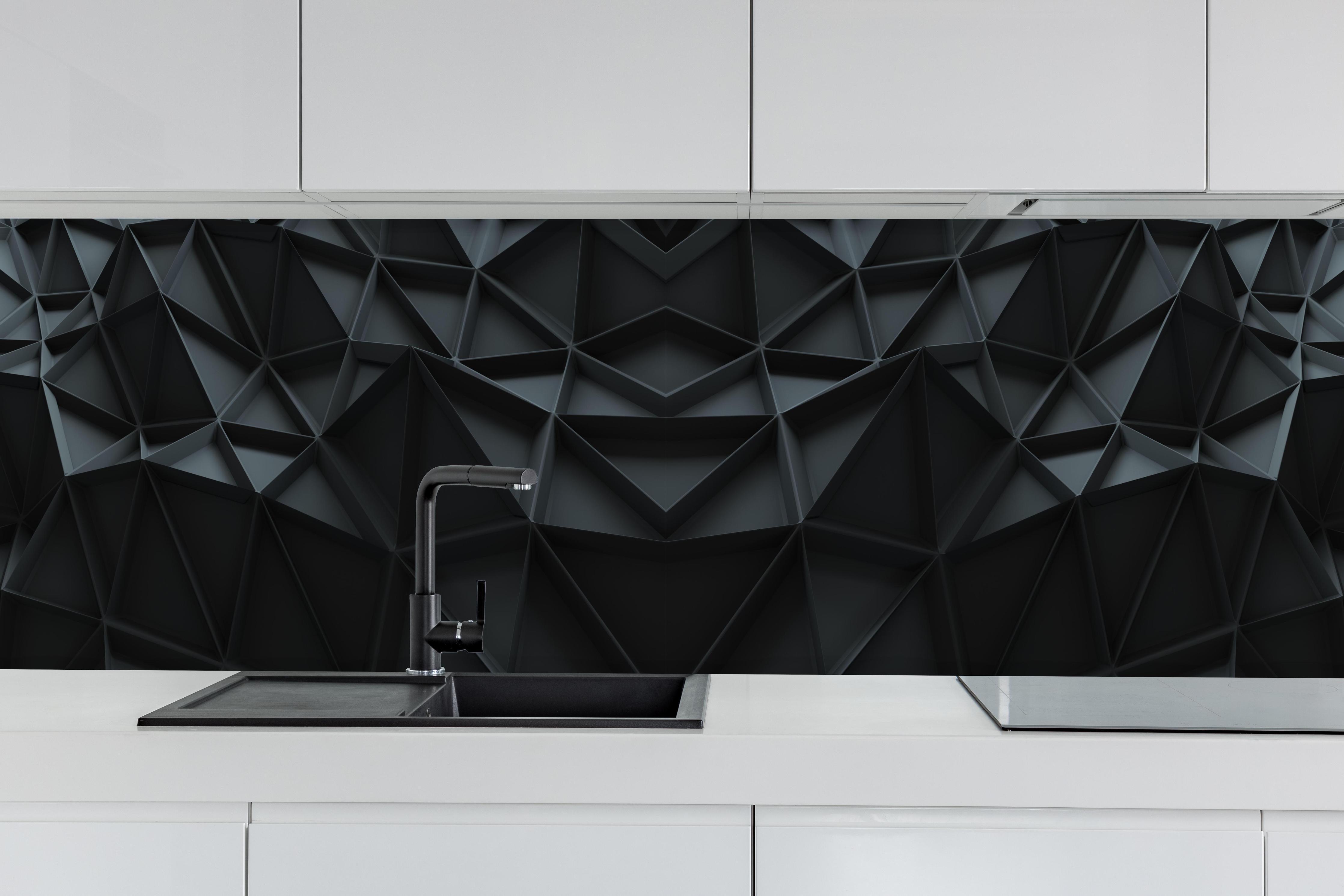 Küche - Geometrisches Muster in Schwarz und Grau hinter weißen Hochglanz-Küchenregalen und schwarzem Wasserhahn