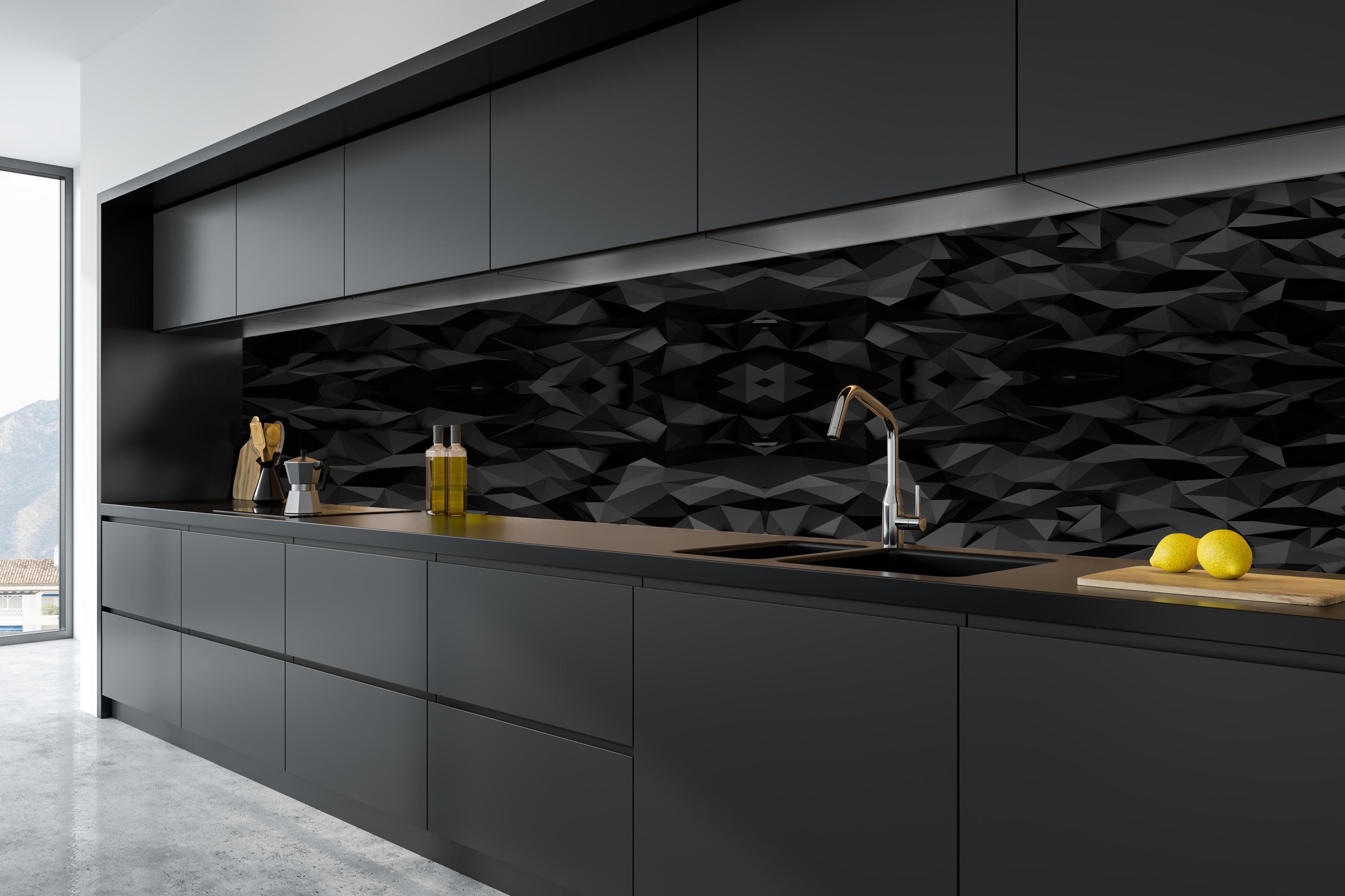 Küche - Geometrisches Muster in Schwarz und Weiß hinter weißen Hochglanz-Küchenregalen und schwarzem Wasserhahn