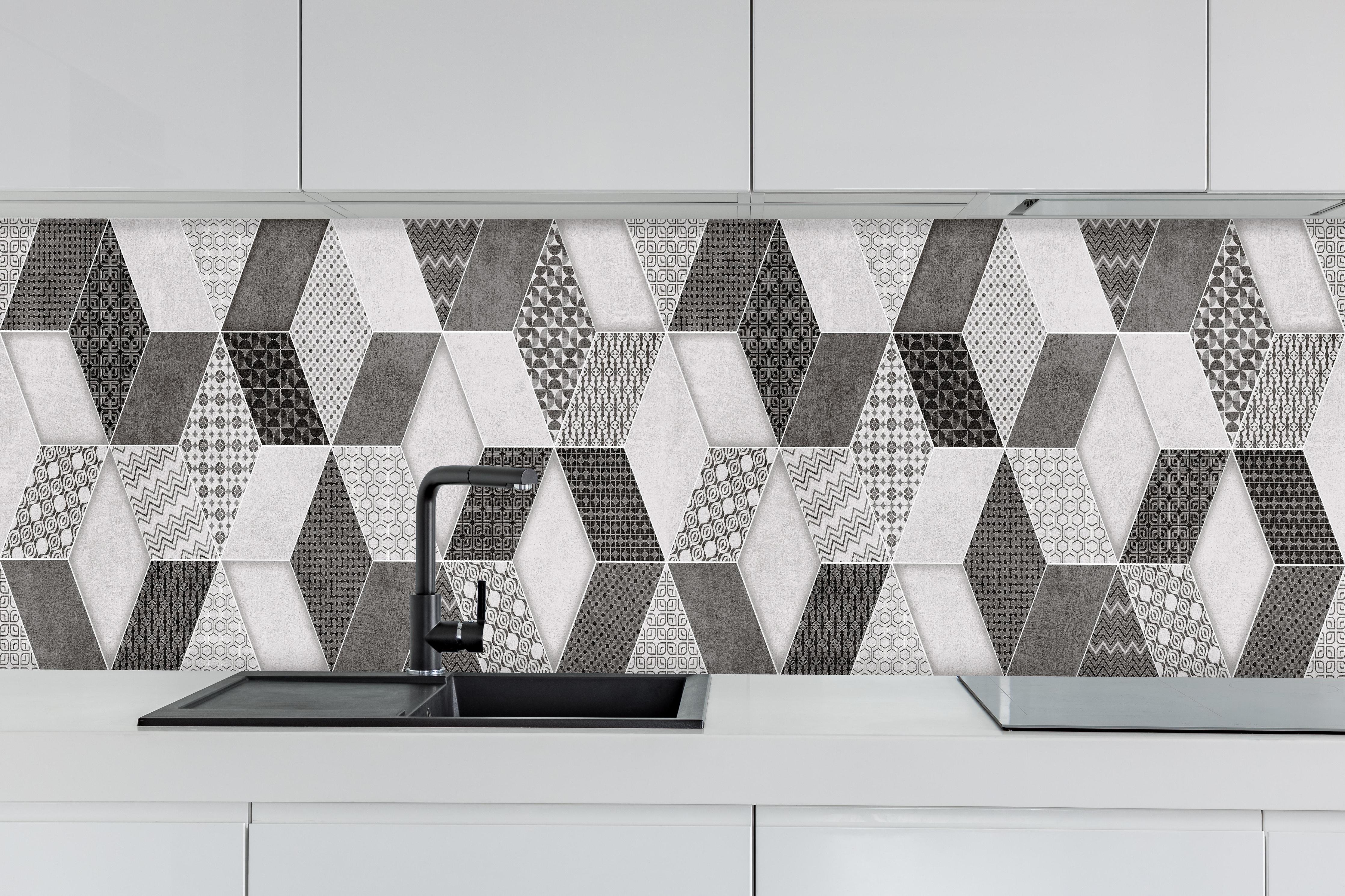 Küche - Geometrisches Retro-Fliesen Muster hinter weißen Hochglanz-Küchenregalen und schwarzem Wasserhahn