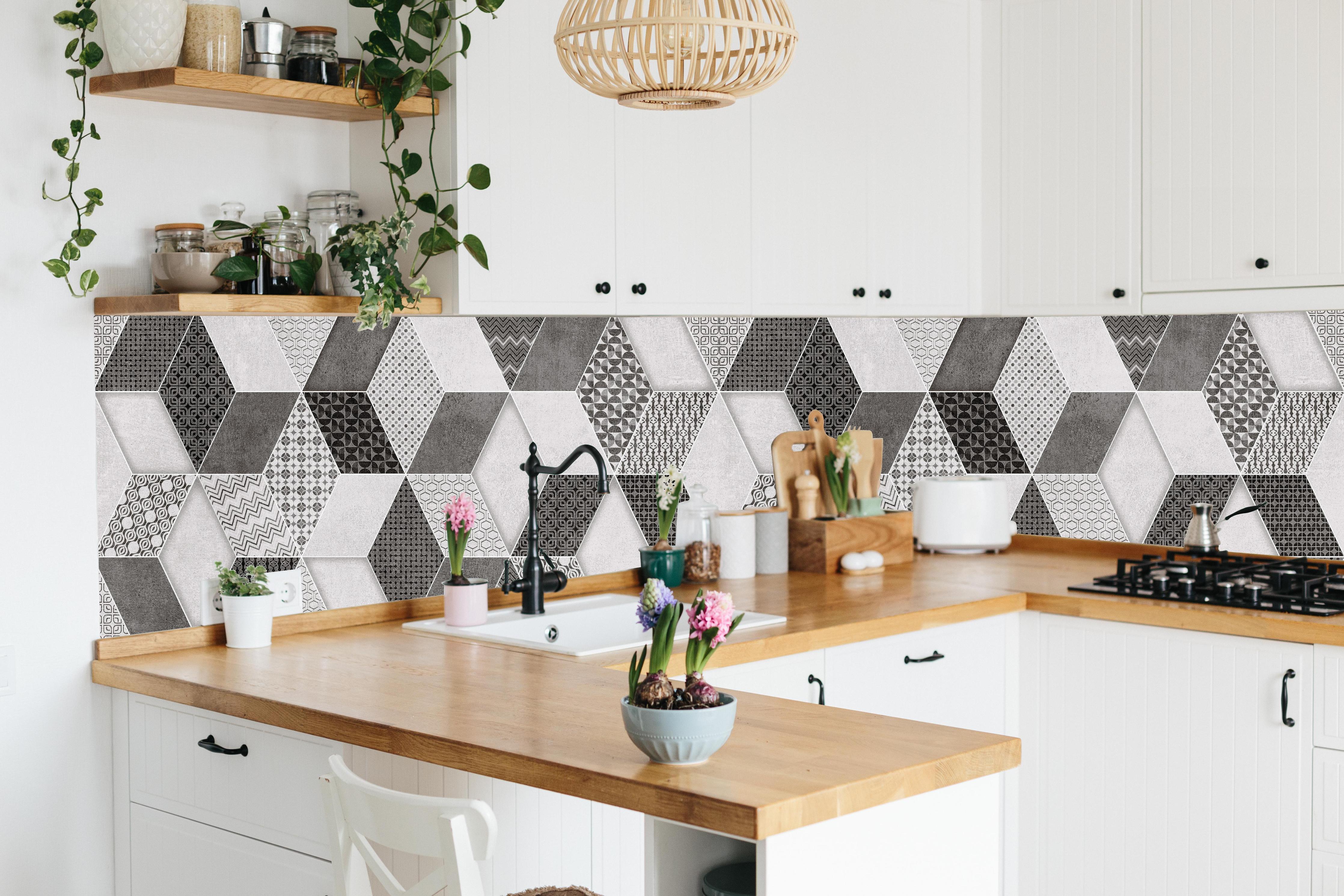 Küche - Geometrisches Retro-Fliesen Muster hinter weißen Hochglanz-Küchenregalen und schwarzem Wasserhahn