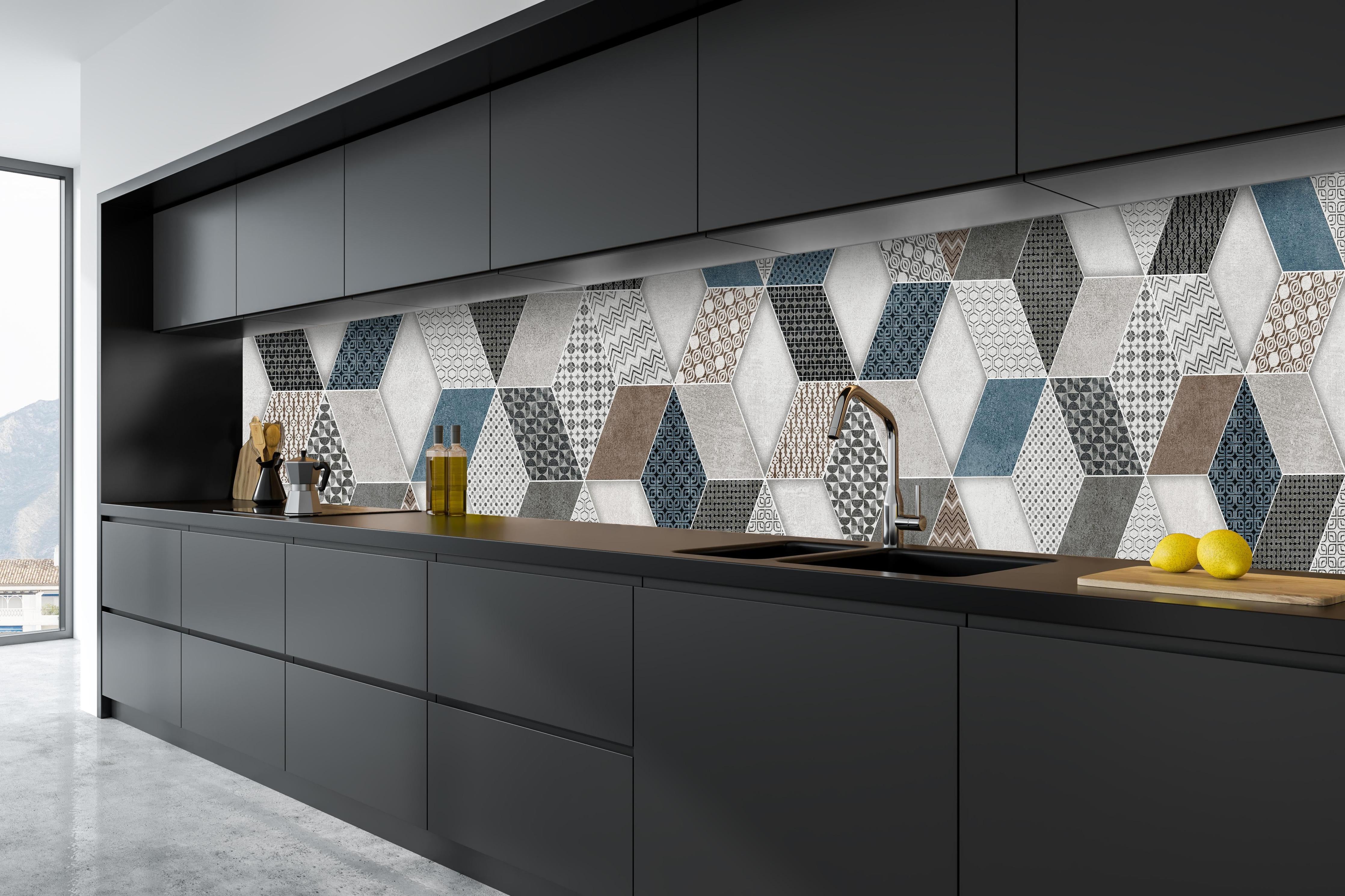 Küche - Geometrischse Retro-Fliesen Muster hinter weißen Hochglanz-Küchenregalen und schwarzem Wasserhahn