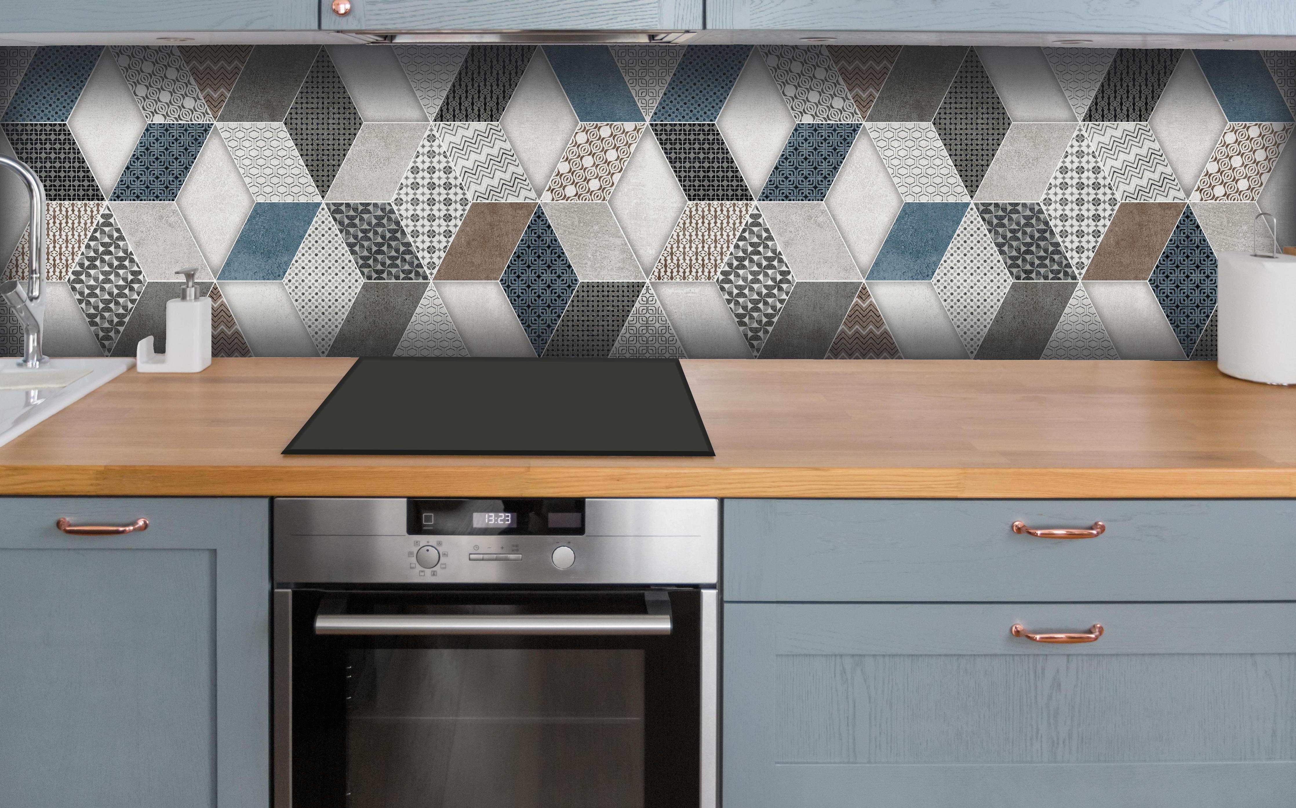 Küche - Geometrischse Retro-Fliesen Muster hinter weißen Hochglanz-Küchenregalen und schwarzem Wasserhahn