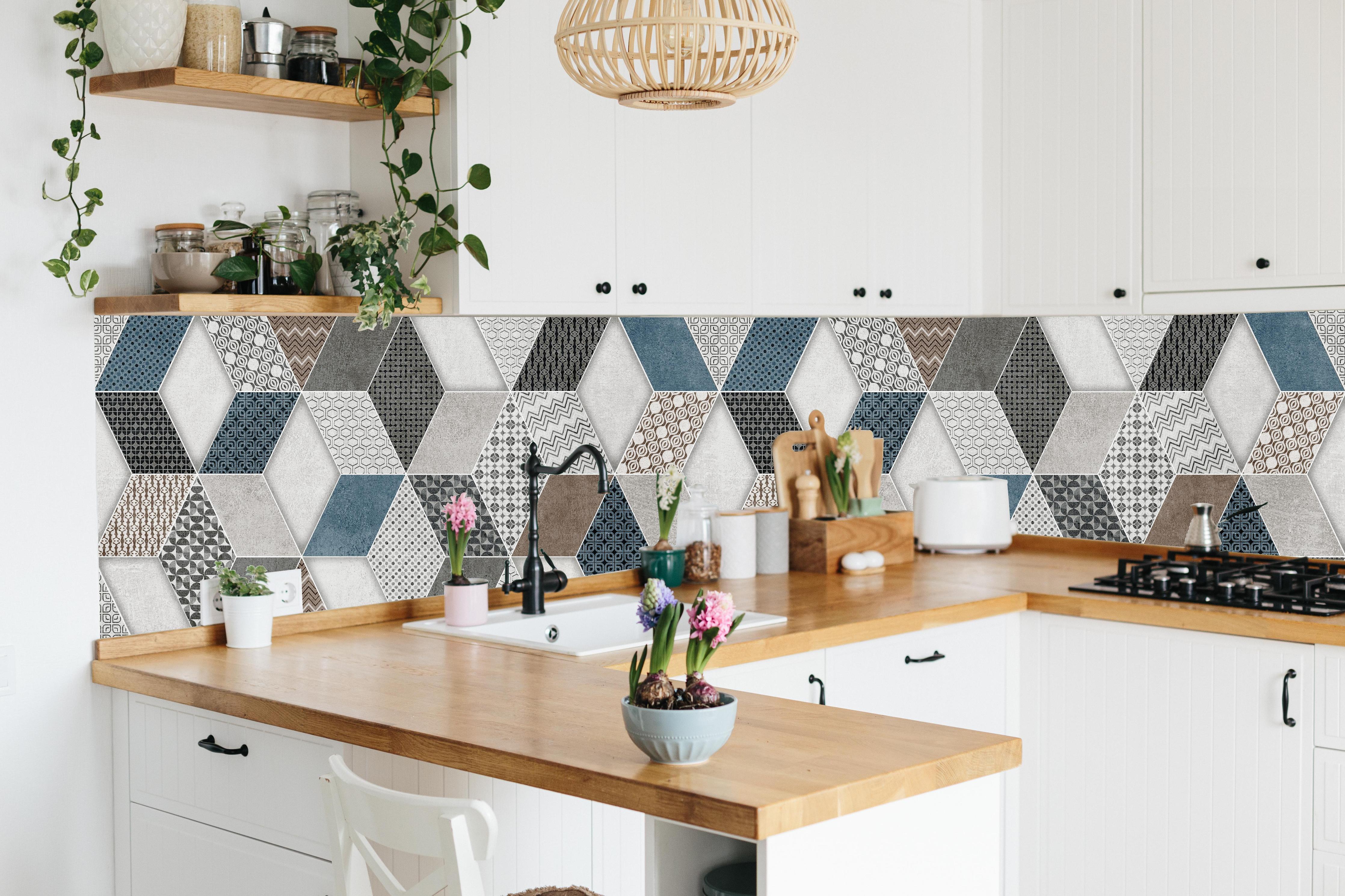 Küche - Geometrischse Retro-Fliesen Muster hinter weißen Hochglanz-Küchenregalen und schwarzem Wasserhahn