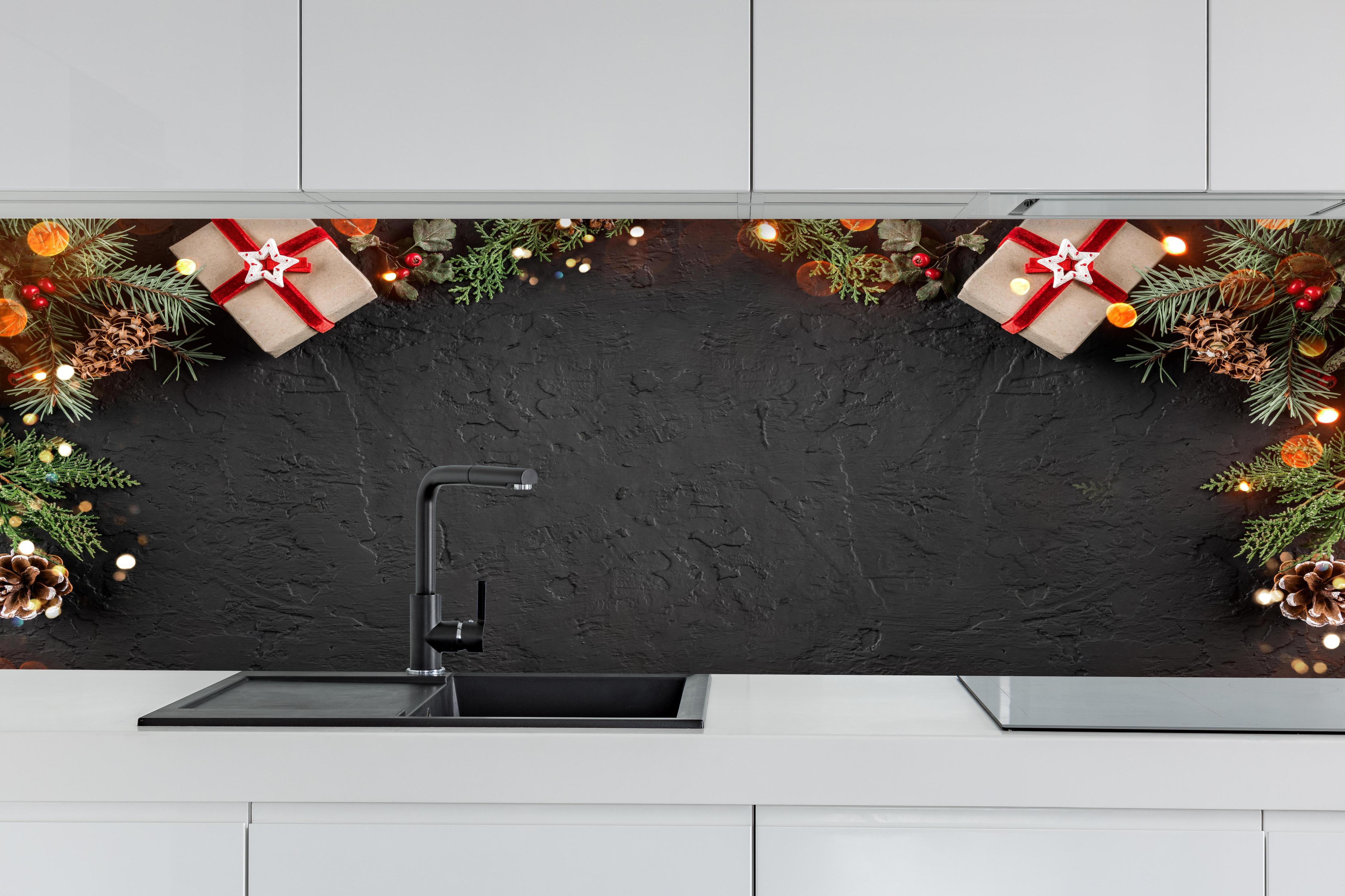 Küche - Geschenk-Boxen als Rahmen hinter weißen Hochglanz-Küchenregalen und schwarzem Wasserhahn