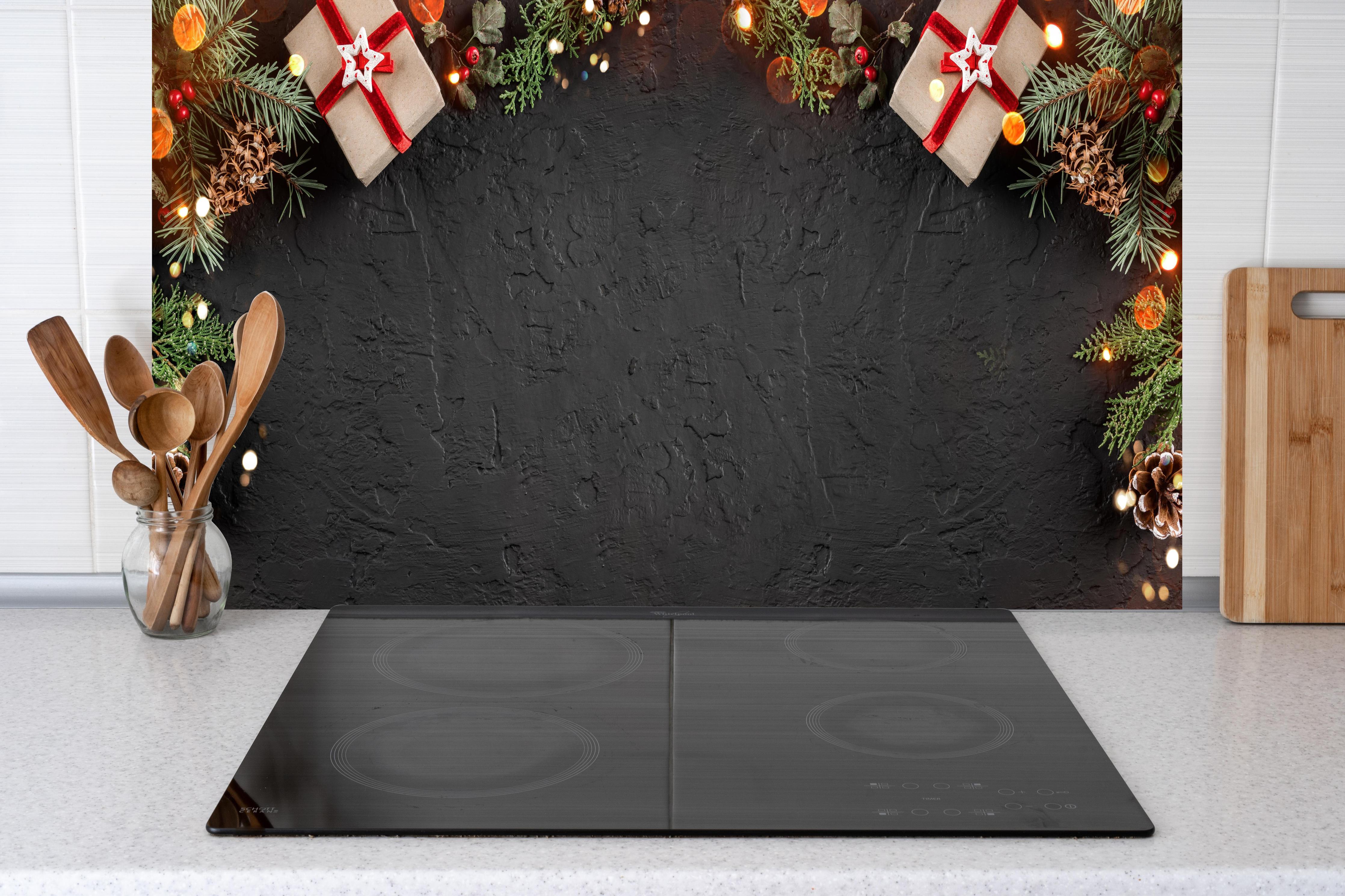 Küche - Geschenk-Boxen als Rahmen hinter weißen Hochglanz-Küchenregalen und schwarzem Wasserhahn