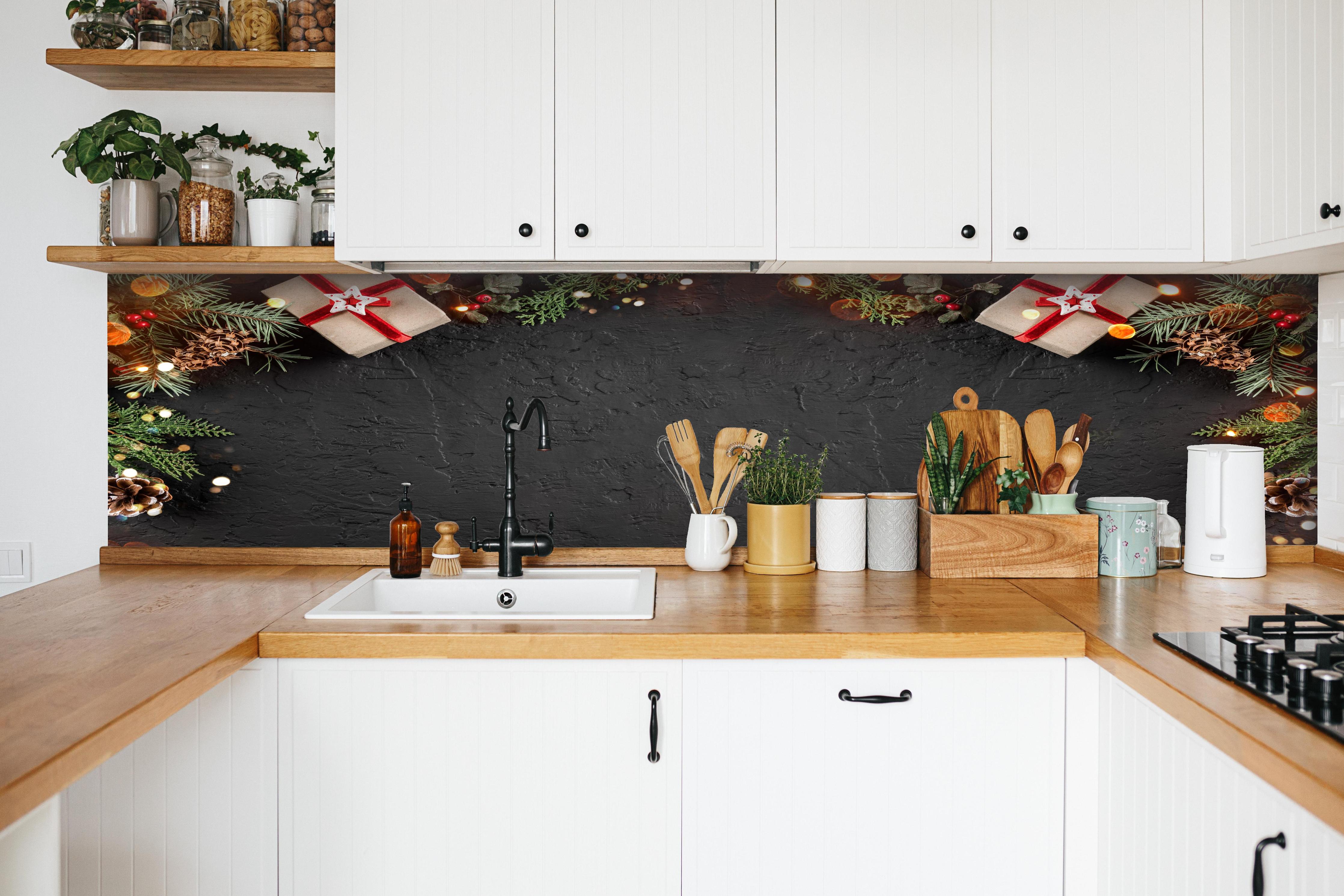 Küche - Geschenk-Boxen als Rahmen hinter weißen Hochglanz-Küchenregalen und schwarzem Wasserhahn