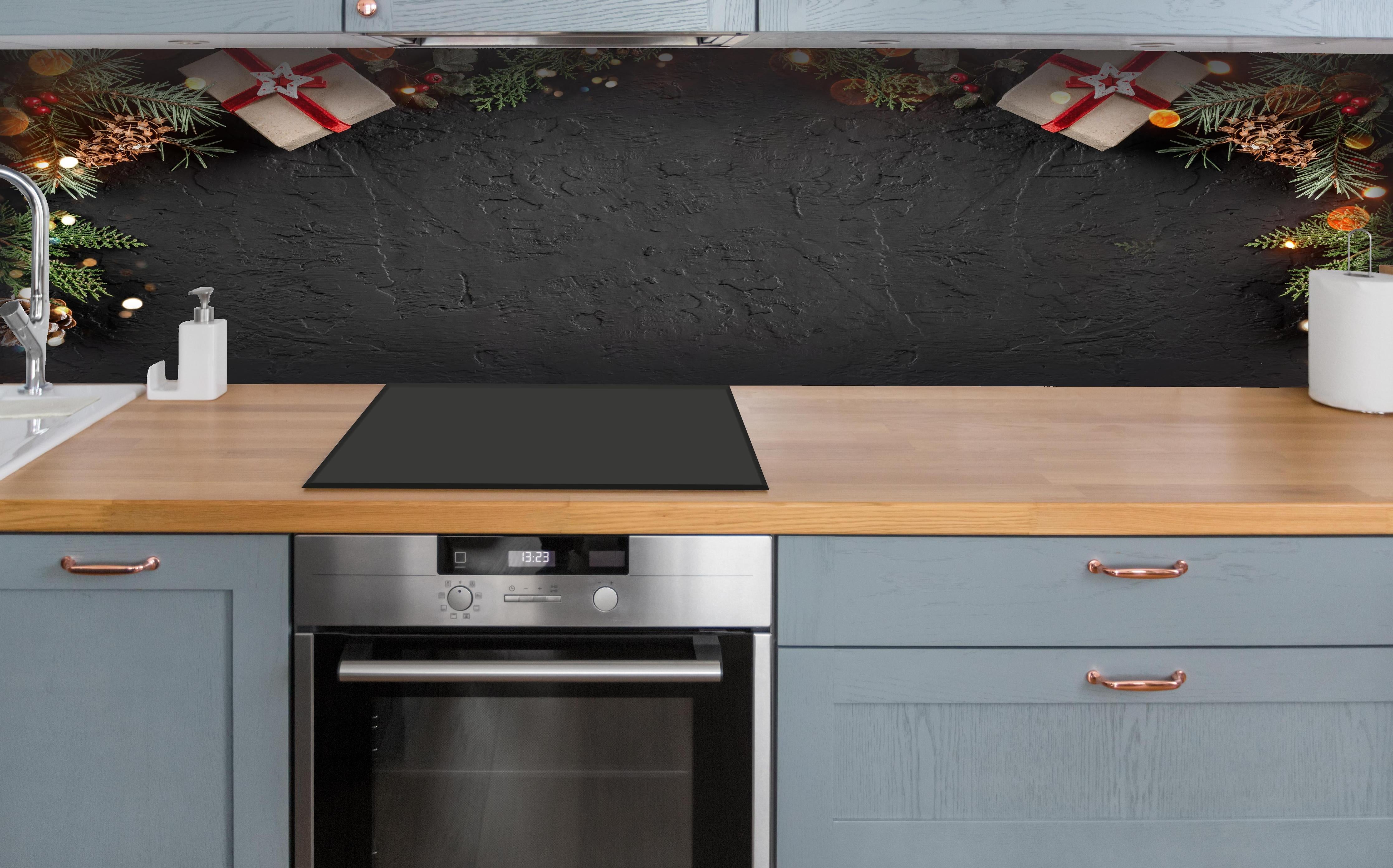 Küche - Geschenk-Boxen als Rahmen hinter weißen Hochglanz-Küchenregalen und schwarzem Wasserhahn