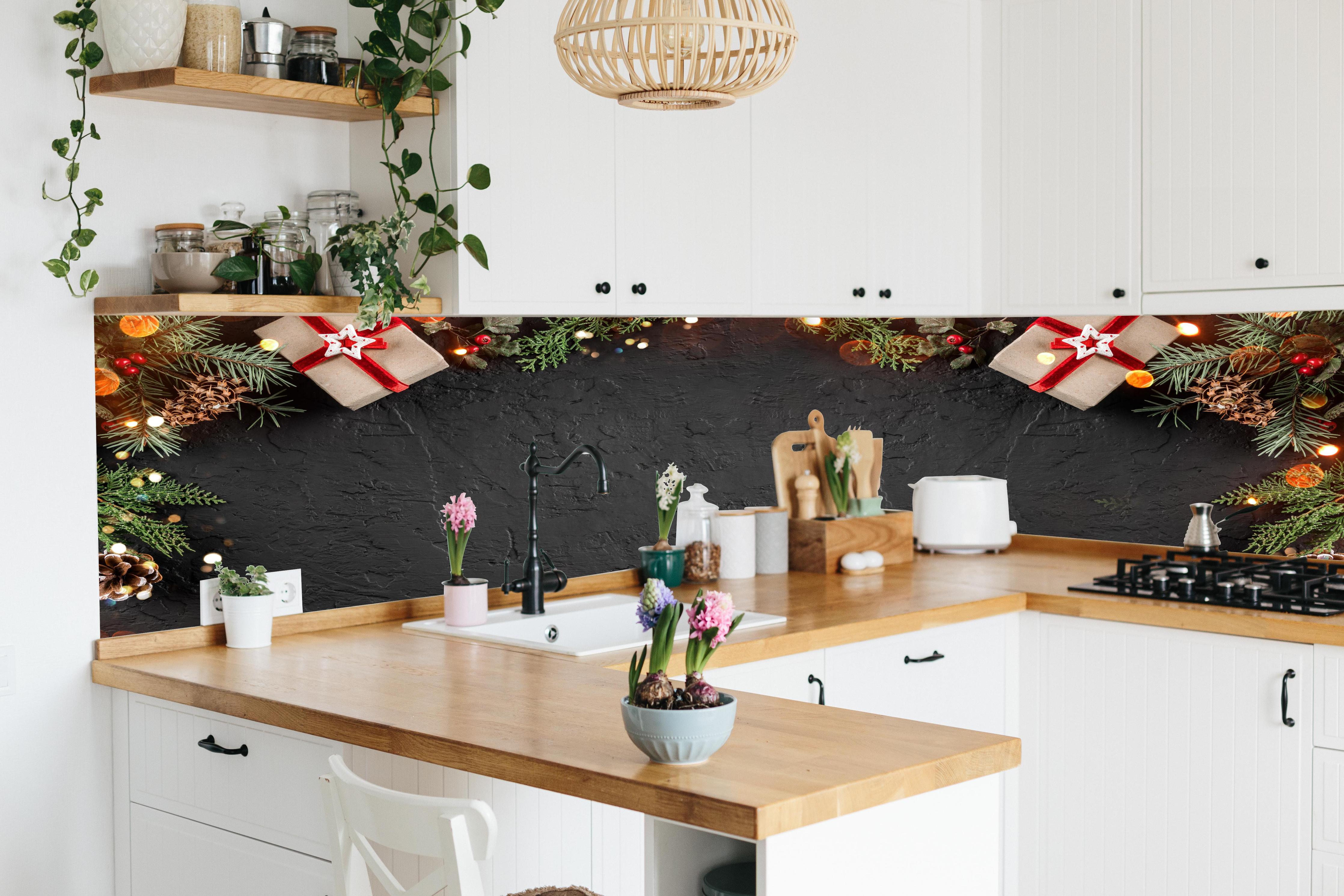 Küche - Geschenk-Boxen als Rahmen hinter weißen Hochglanz-Küchenregalen und schwarzem Wasserhahn