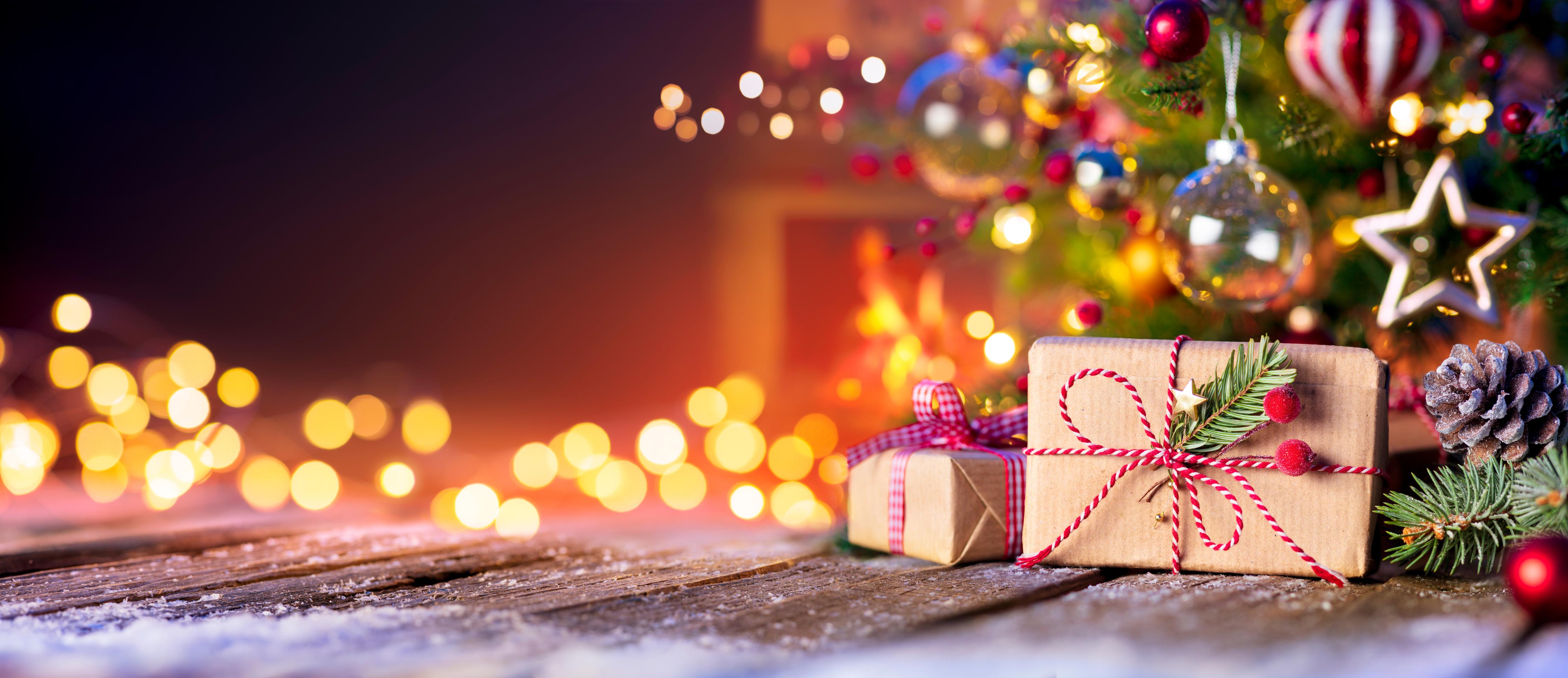 Küchenrückwand-Geschenke unter dem Weihnachtsbaum