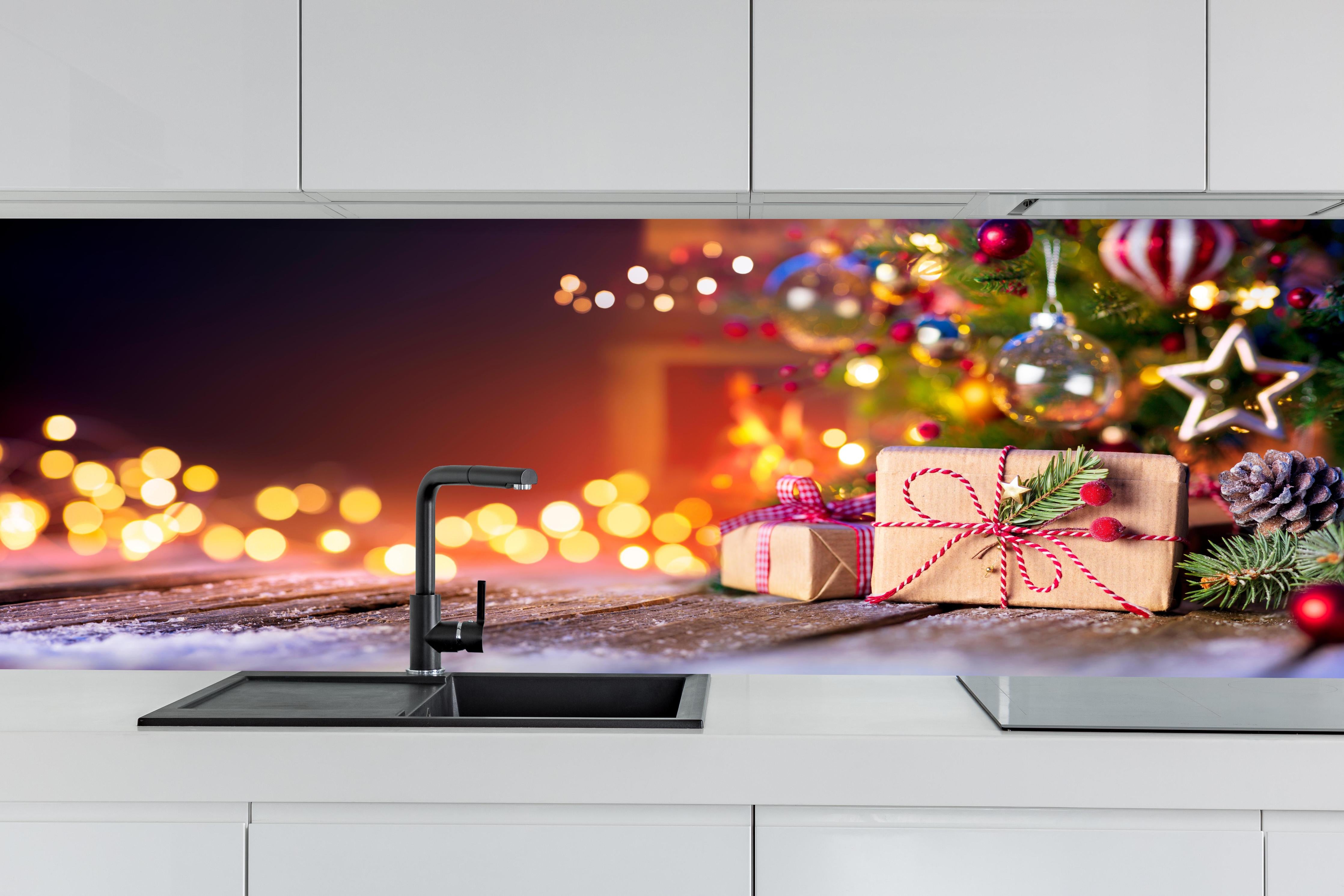 Küche - Geschenke unter dem Weihnachtsbaum hinter weißen Hochglanz-Küchenregalen und schwarzem Wasserhahn