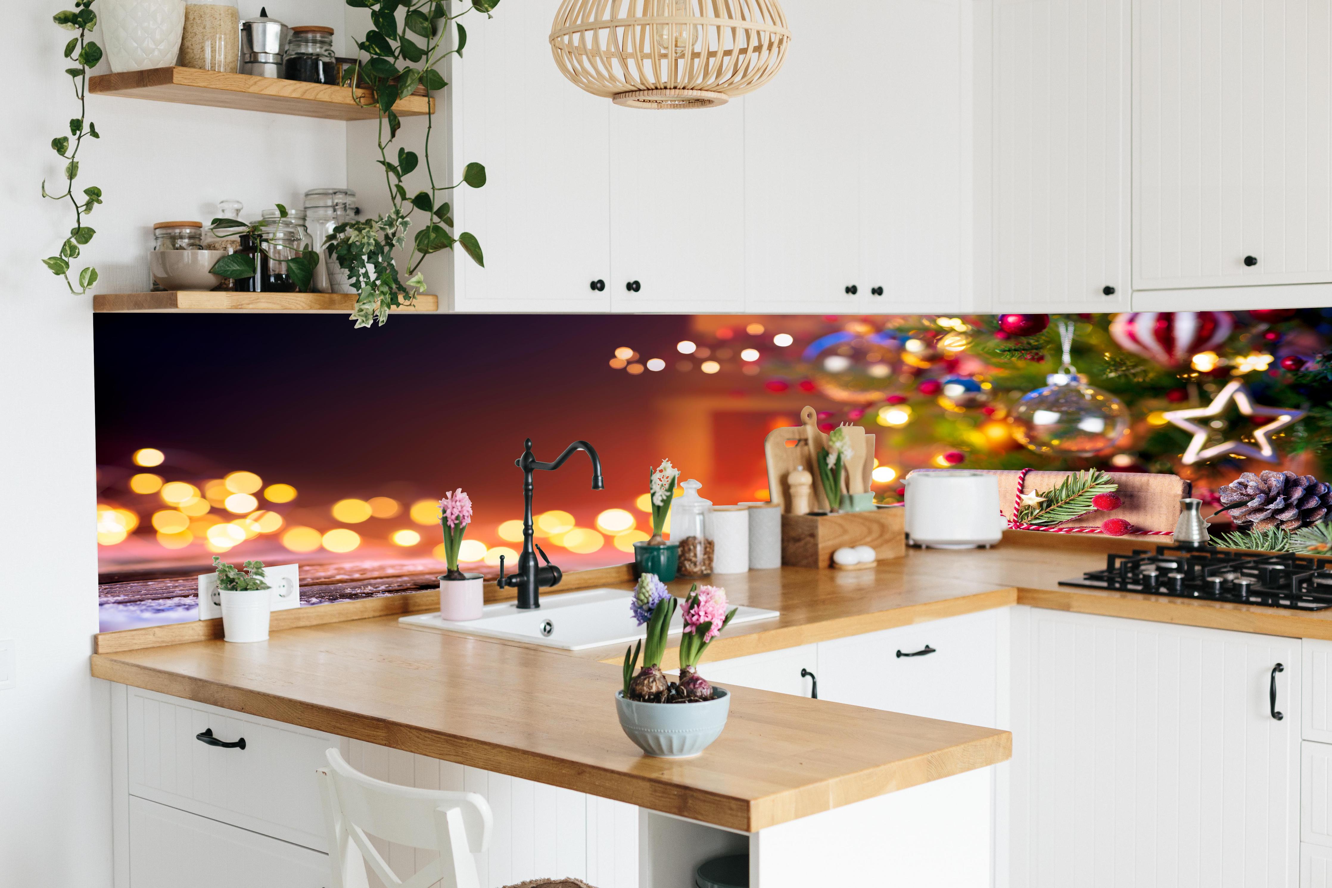 Küche - Geschenke unter dem Weihnachtsbaum hinter weißen Hochglanz-Küchenregalen und schwarzem Wasserhahn