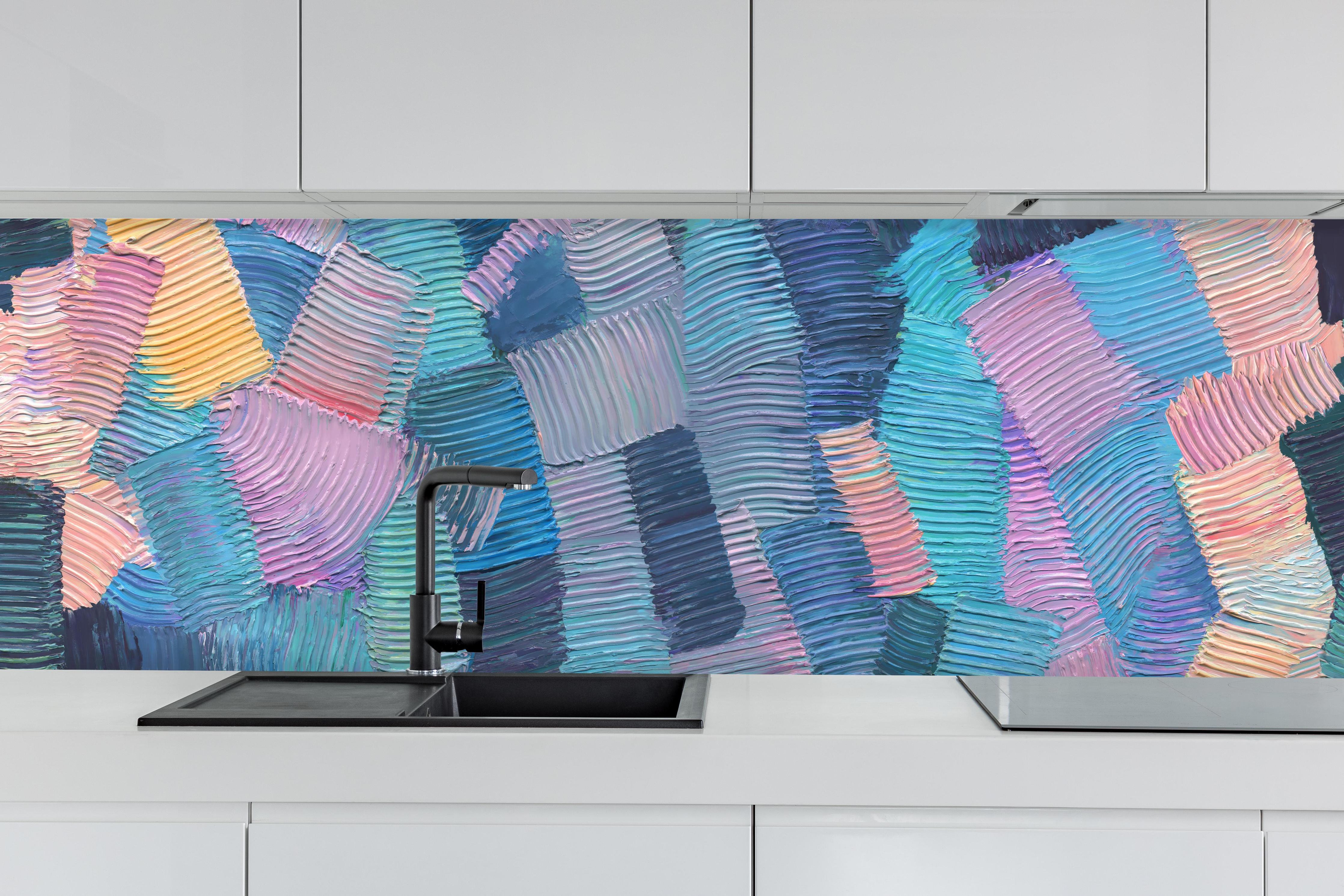 Küche - Gewellte Ölfarbentexturen hinter weißen Hochglanz-Küchenregalen und schwarzem Wasserhahn