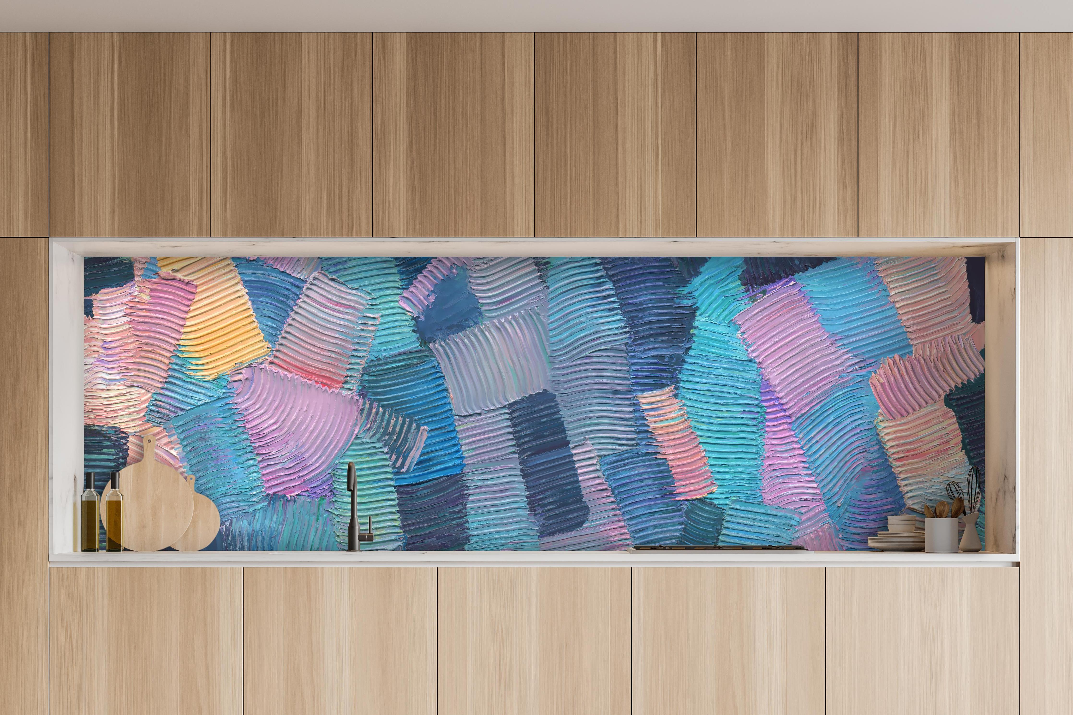 Küche - Gewellte Ölfarbentexturen hinter weißen Hochglanz-Küchenregalen und schwarzem Wasserhahn