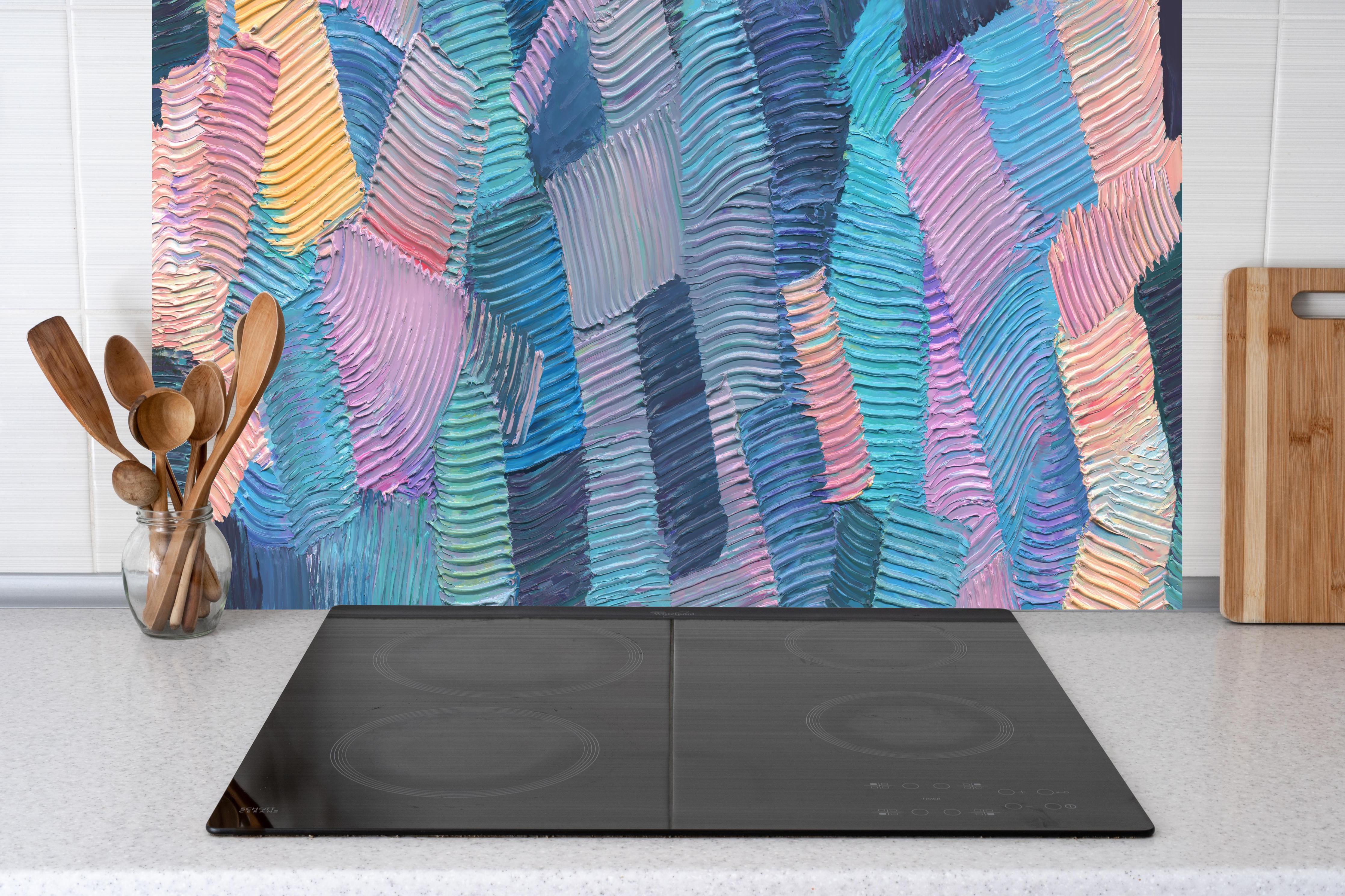 Küche - Gewellte Ölfarbentexturen hinter weißen Hochglanz-Küchenregalen und schwarzem Wasserhahn