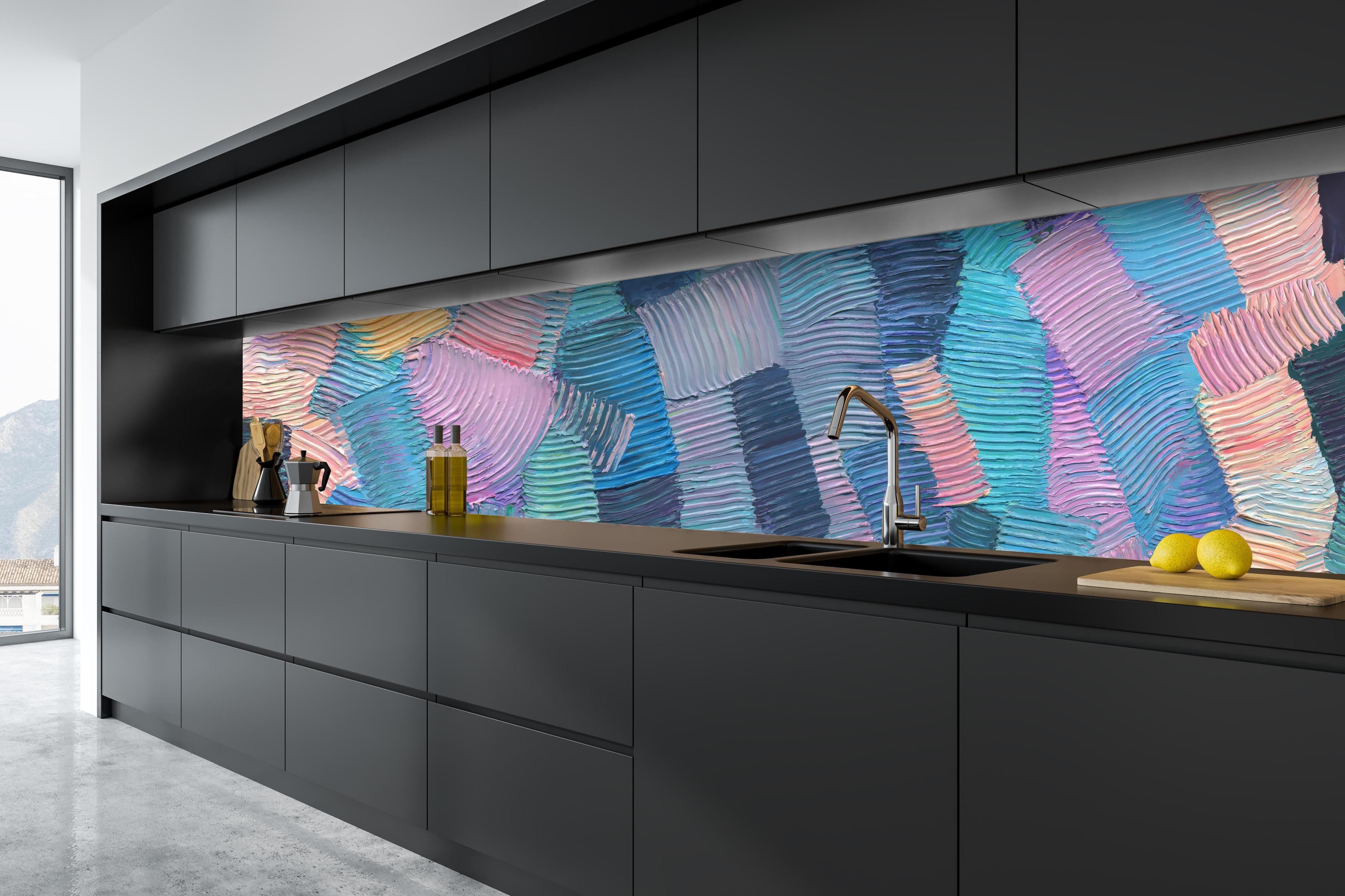 Küche - Gewellte Ölfarbentexturen hinter weißen Hochglanz-Küchenregalen und schwarzem Wasserhahn