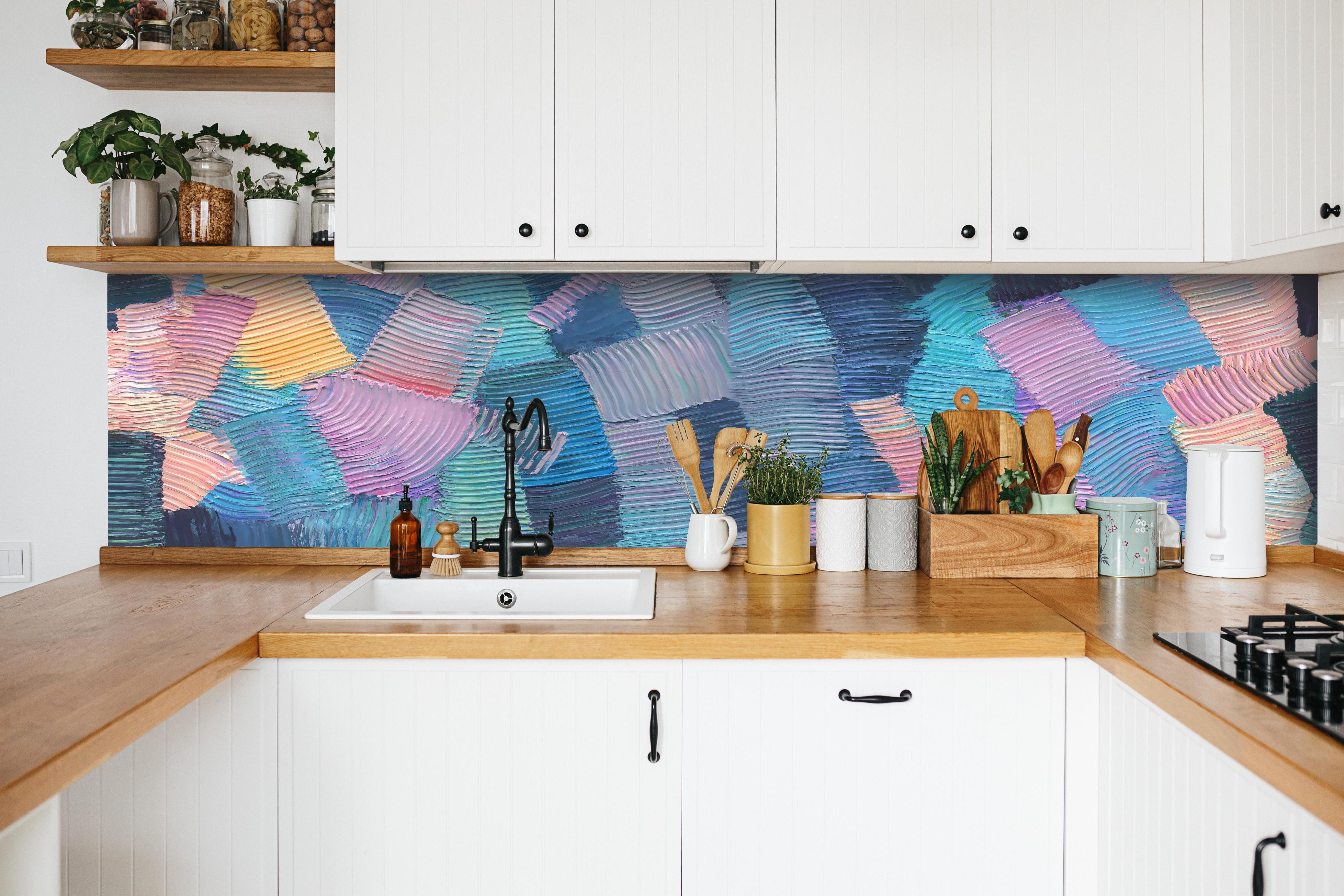 Küche - Gewellte Ölfarbentexturen hinter weißen Hochglanz-Küchenregalen und schwarzem Wasserhahn