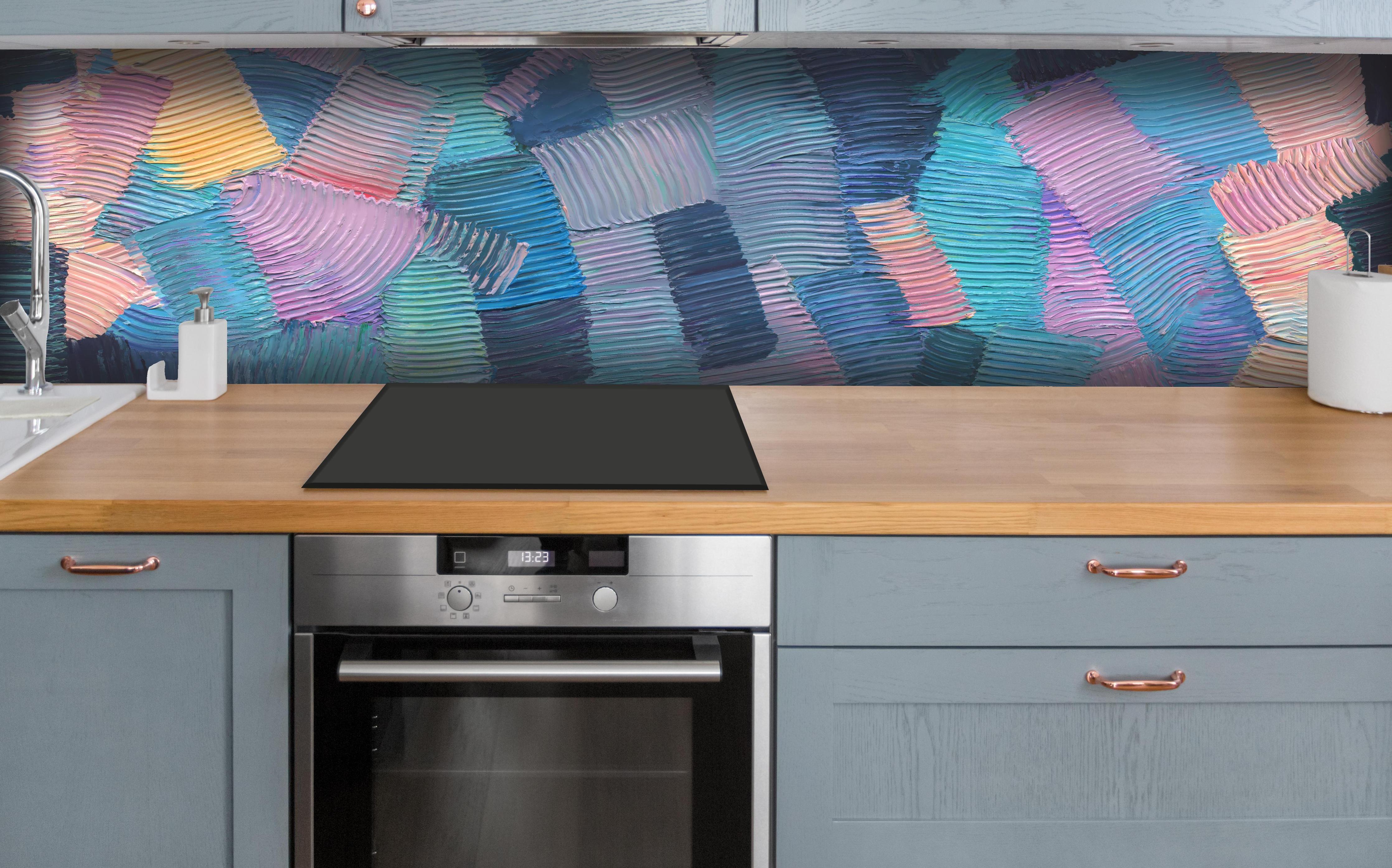 Küche - Gewellte Ölfarbentexturen hinter weißen Hochglanz-Küchenregalen und schwarzem Wasserhahn