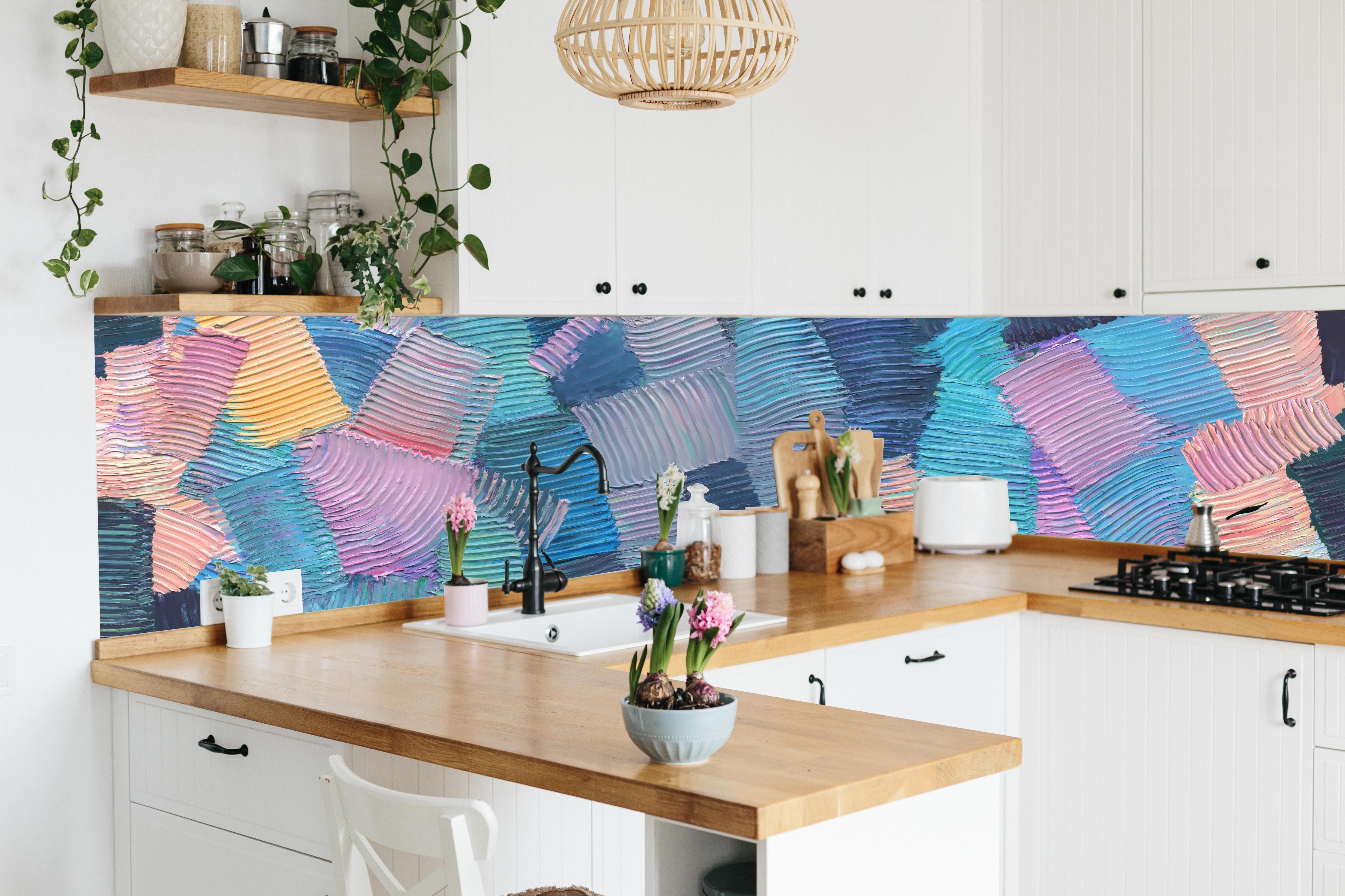 Küche - Gewellte Ölfarbentexturen hinter weißen Hochglanz-Küchenregalen und schwarzem Wasserhahn