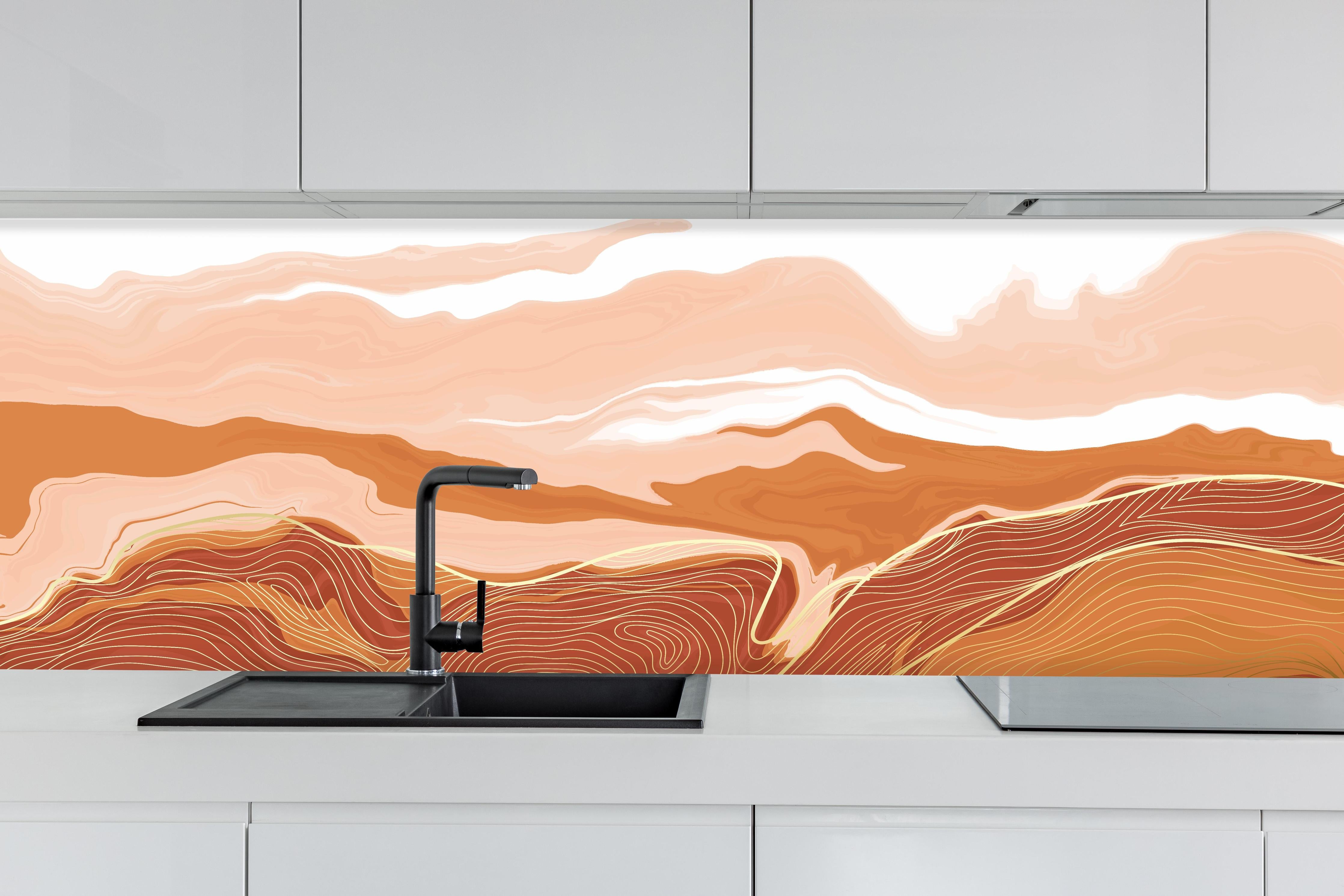 Küche - Gezeichnete abstrakte Wüstenberge hinter weißen Hochglanz-Küchenregalen und schwarzem Wasserhahn
